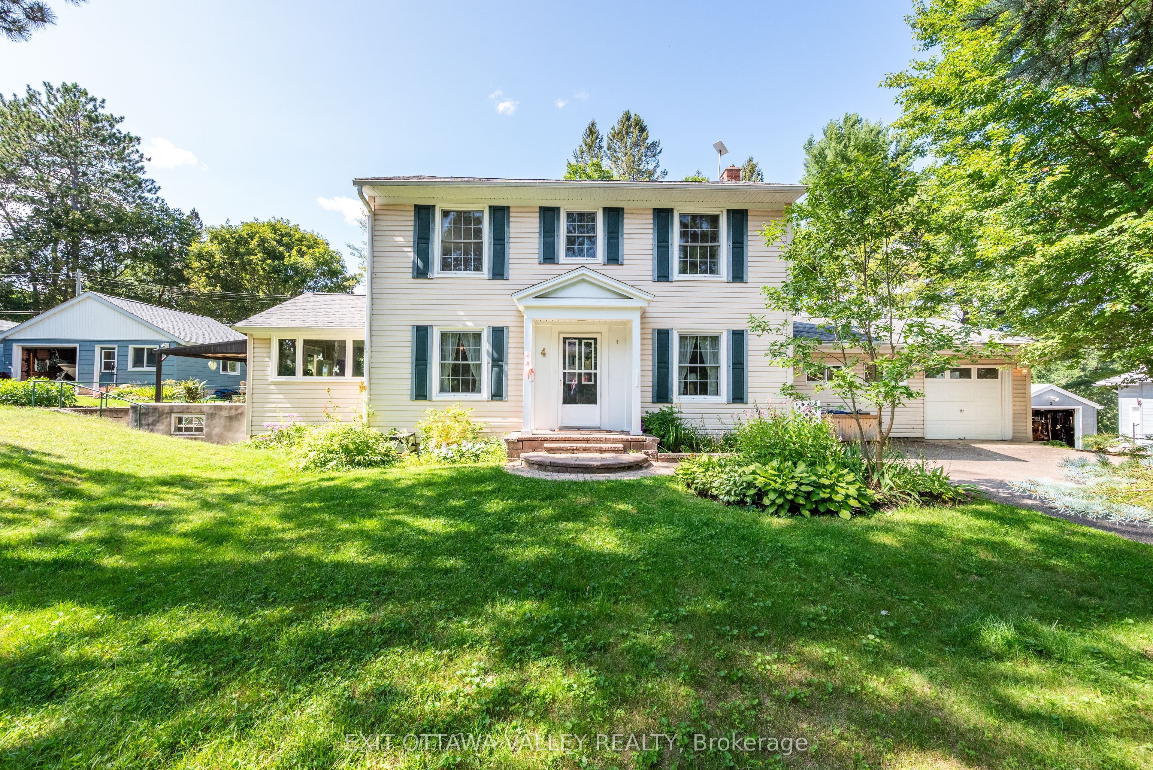 4 MacDonald Street, Deep River, ON K0J 1P0