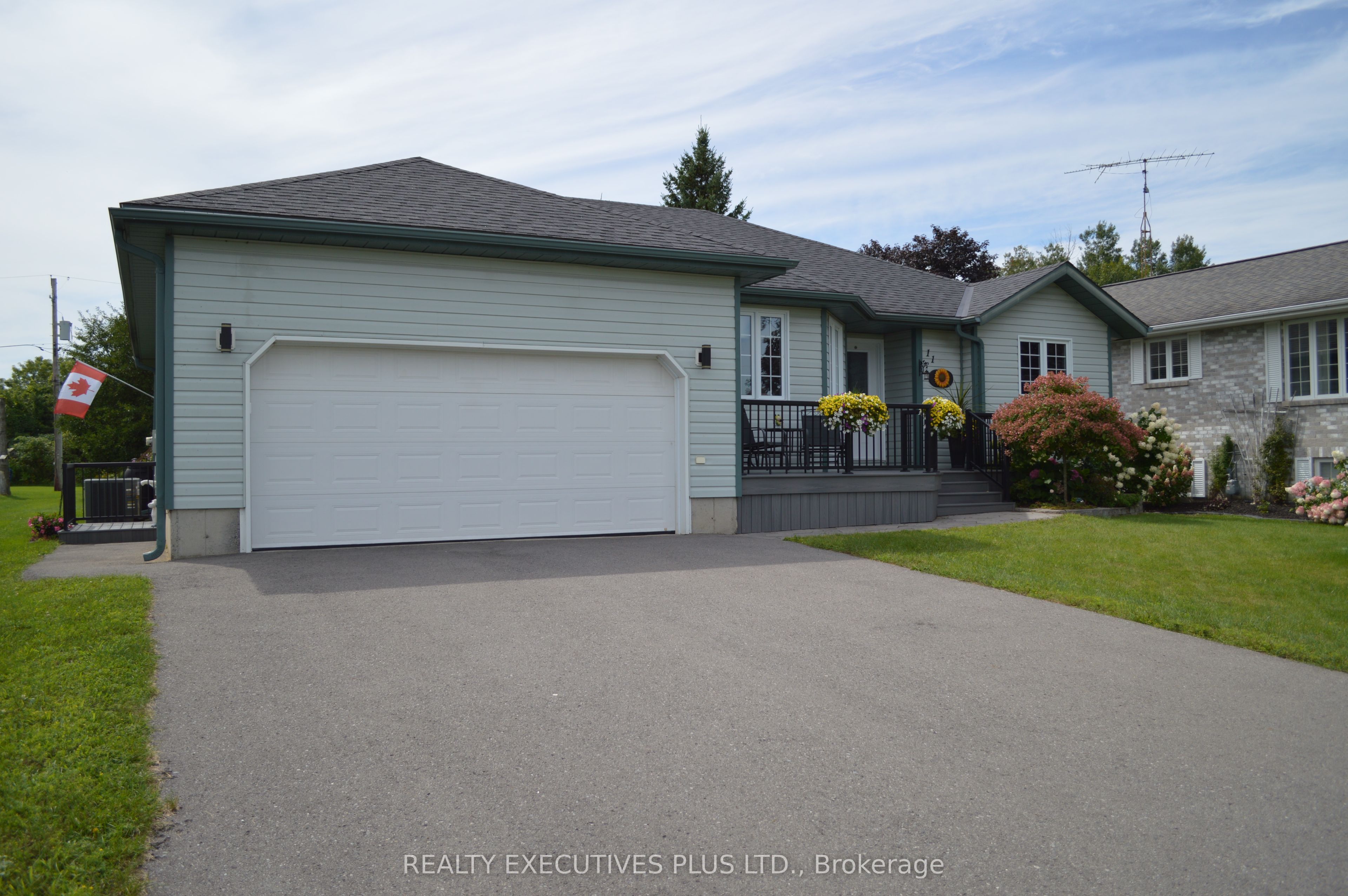 11 Grove Street, South Dundas, ON L8N 1P4 photo 2