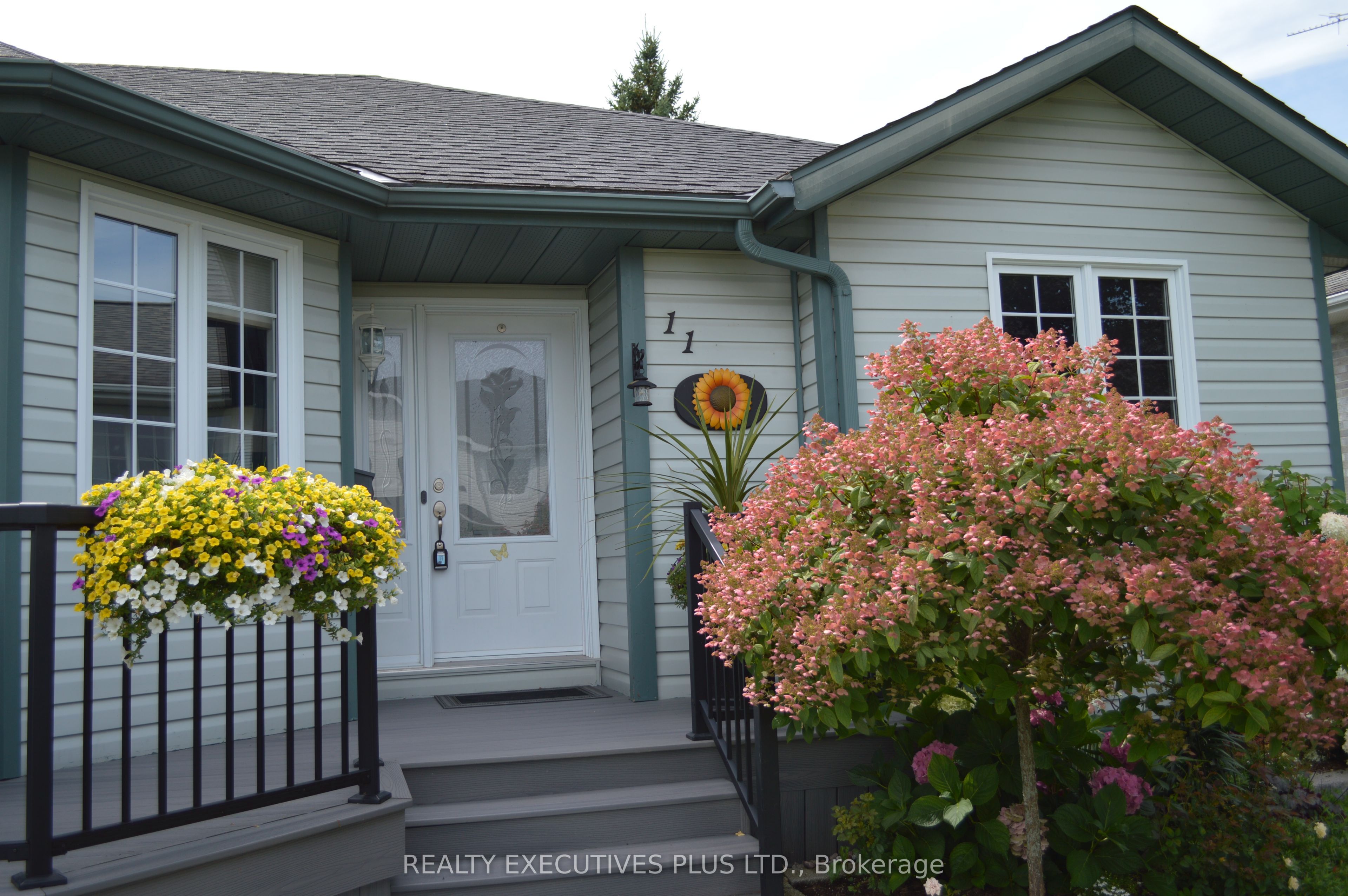11 Grove Street, South Dundas, ON L8N 1P4 photo 3