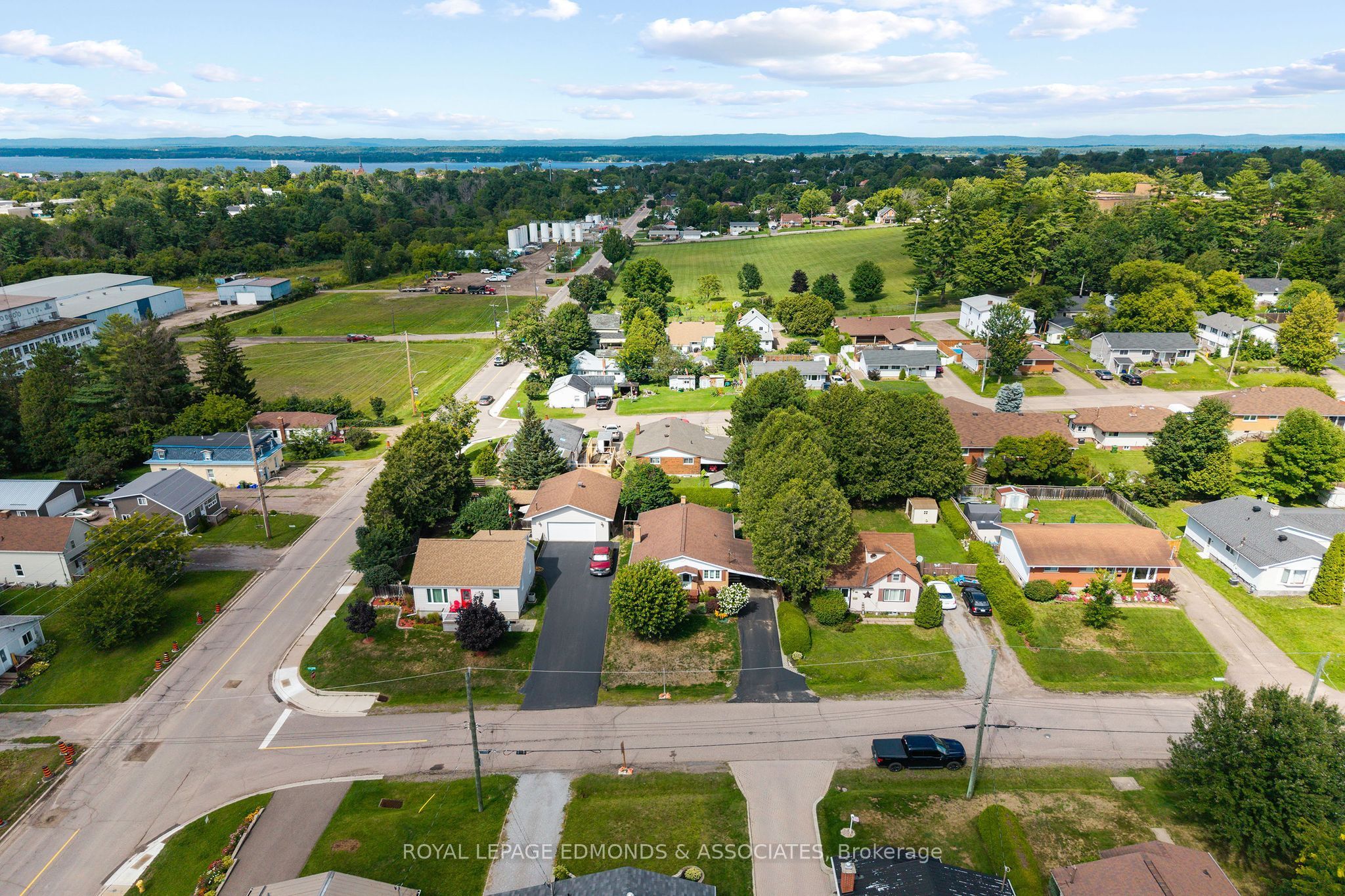 105 Ellis Avenue, Pembroke, ON K8A 2H7 photo 5