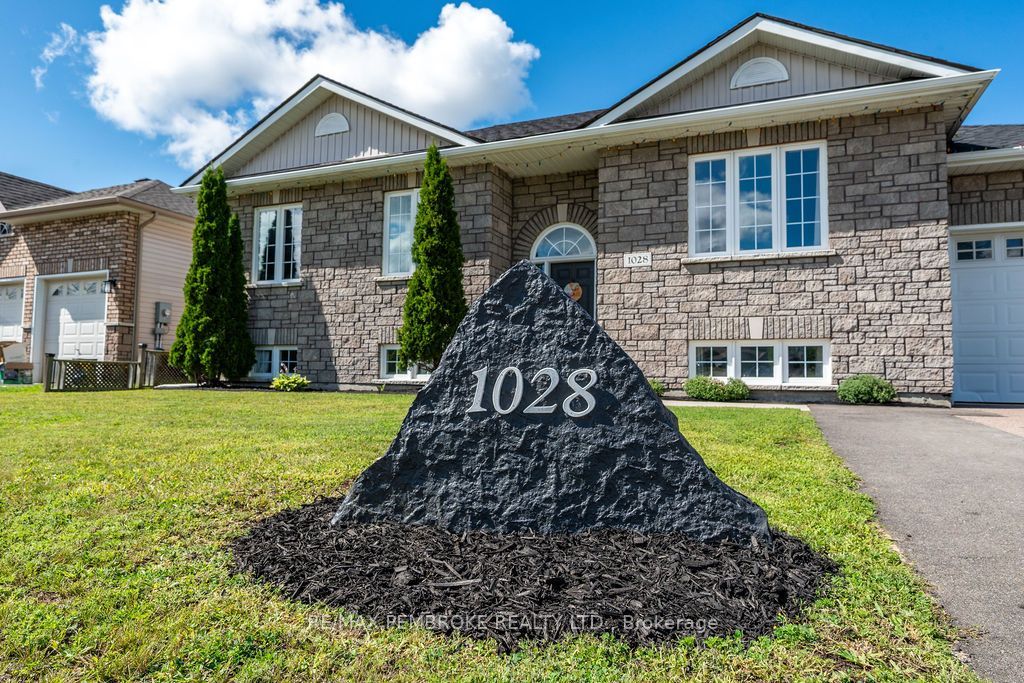 1028 Limestone Trail, Petawawa, ON K8H 0A6 photo 2