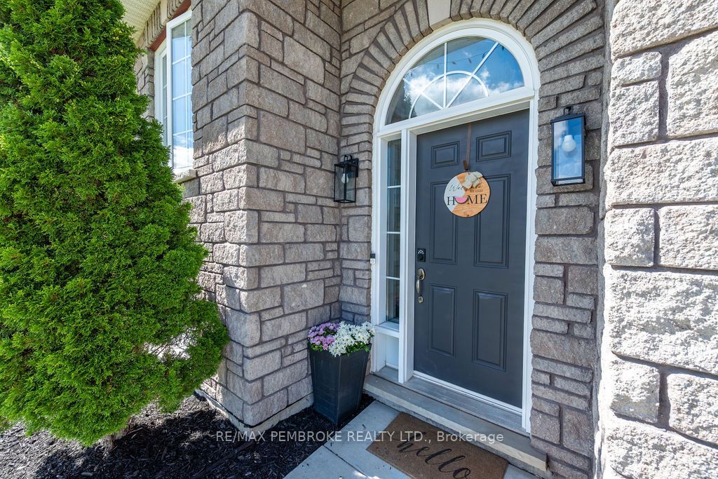 1028 Limestone Trail, Petawawa, ON K8H 0A6 photo 4