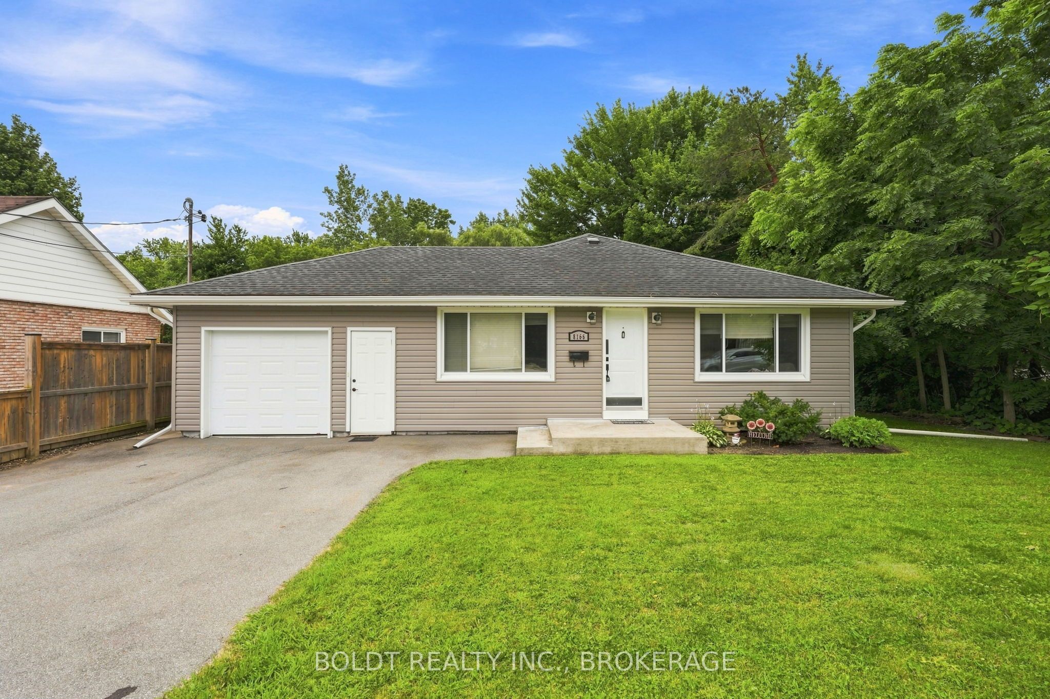 8166 Thorold Stone (Main) Road, Niagara Falls, ON L2H 1A6