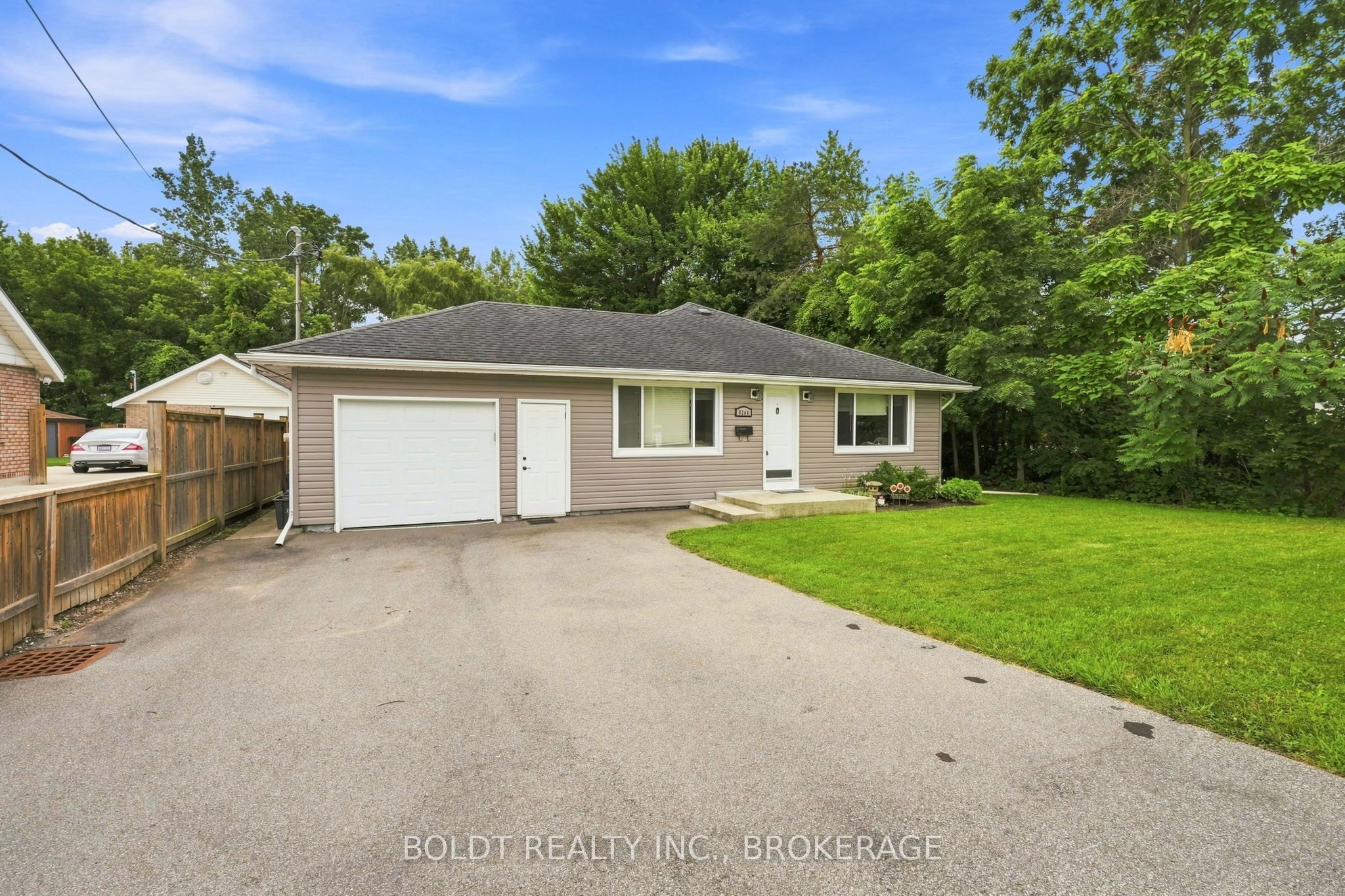 8166 Thorold Stone (Main) Road, Niagara Falls, ON L2H 1A6 photo 2
