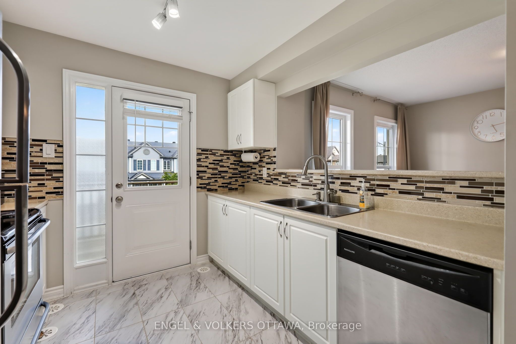 380 SWEET GRASS Circle, Barrhaven, ON K2J 5W9 photo 2