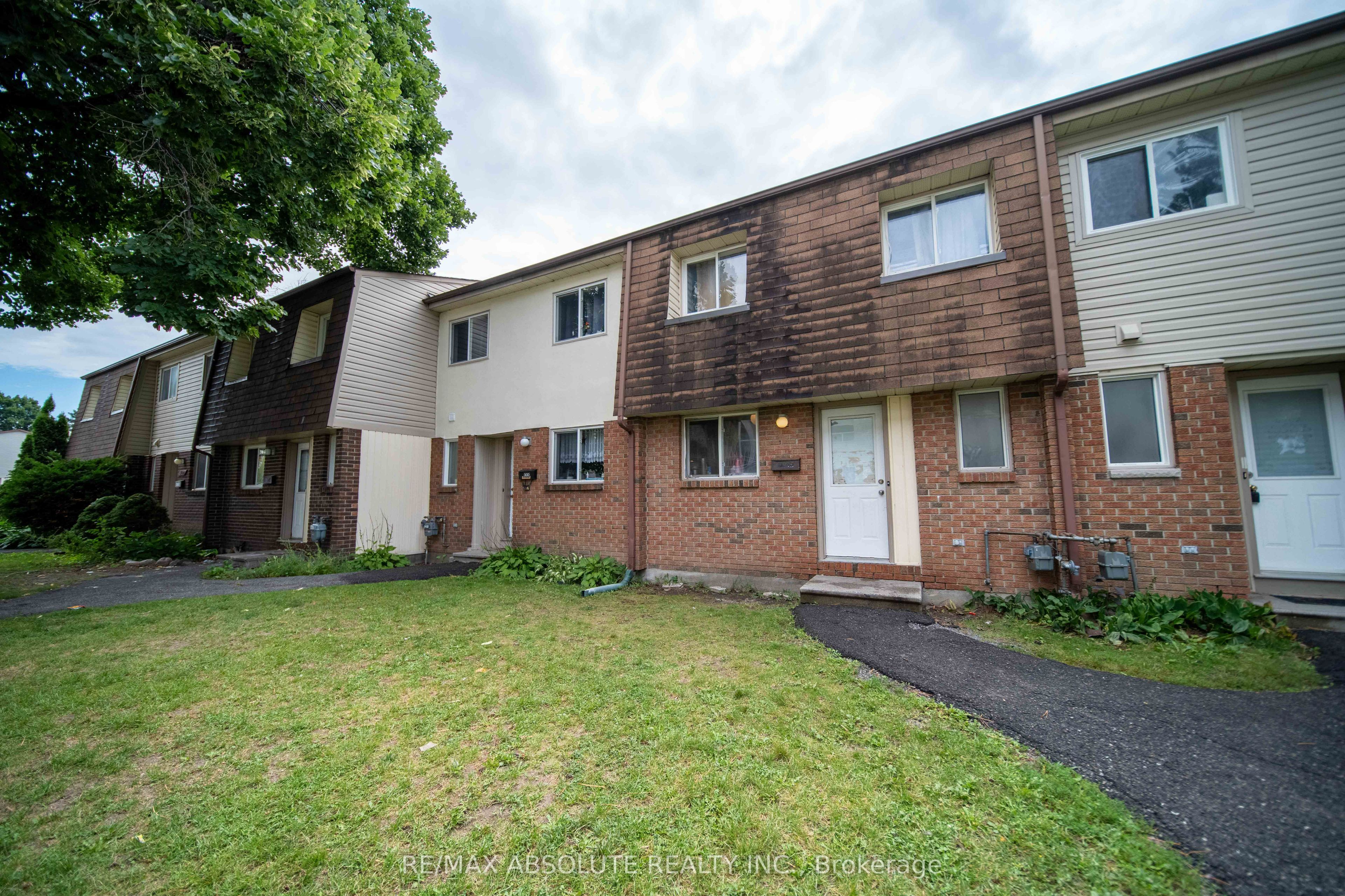 30 E Sonnet Crescent, Bells Corners and South to Fallowfield, ON K2H 8W8 photo 2
