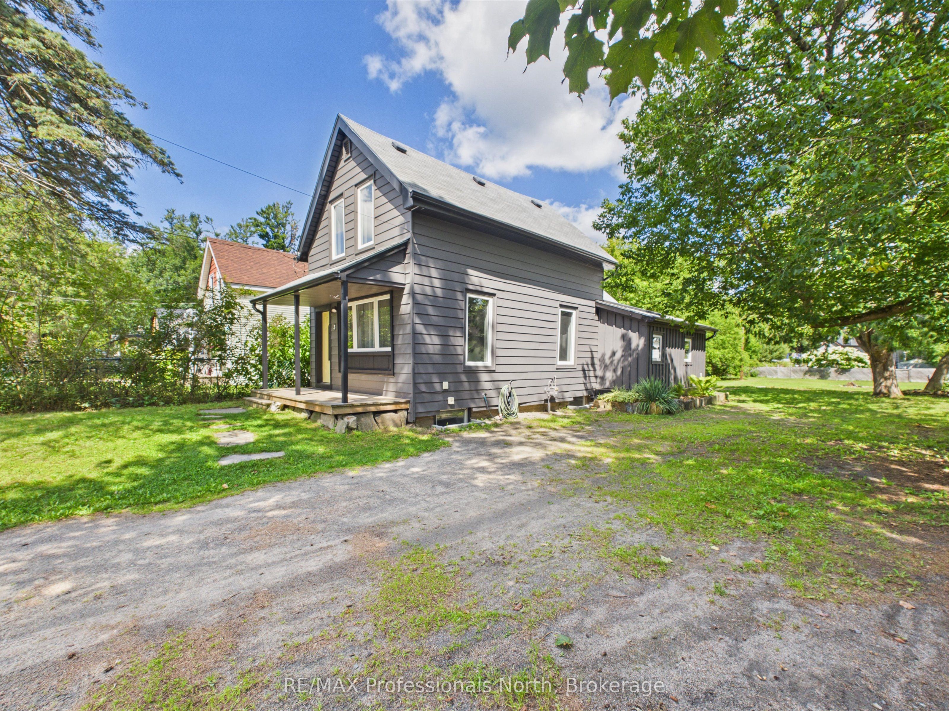 3 Spadina Avenue, Bracebridge, ON P1L 1C7 photo 2