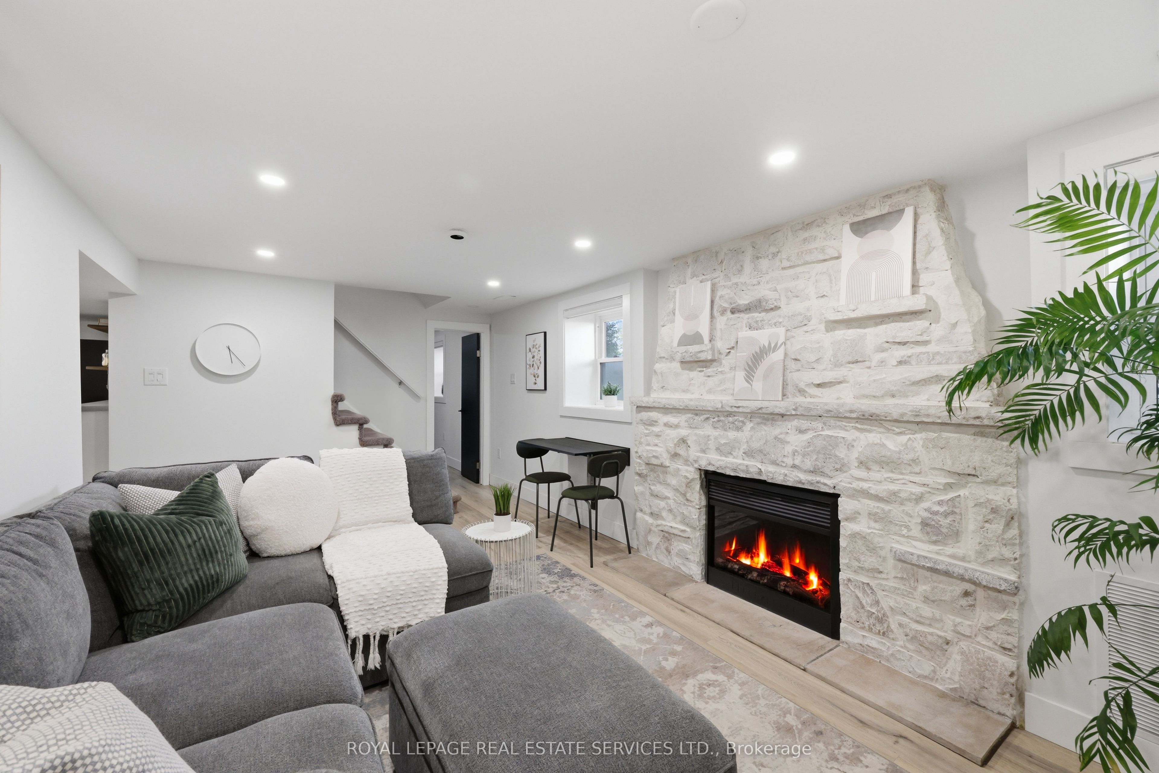 8 Briscoe Street W, London South, ON N6J 1L8 photo 2
