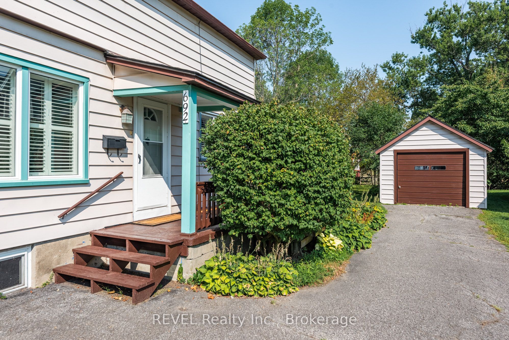 692 Lakeshore Road, Fort Erie, ON L2A 1C1 photo 2