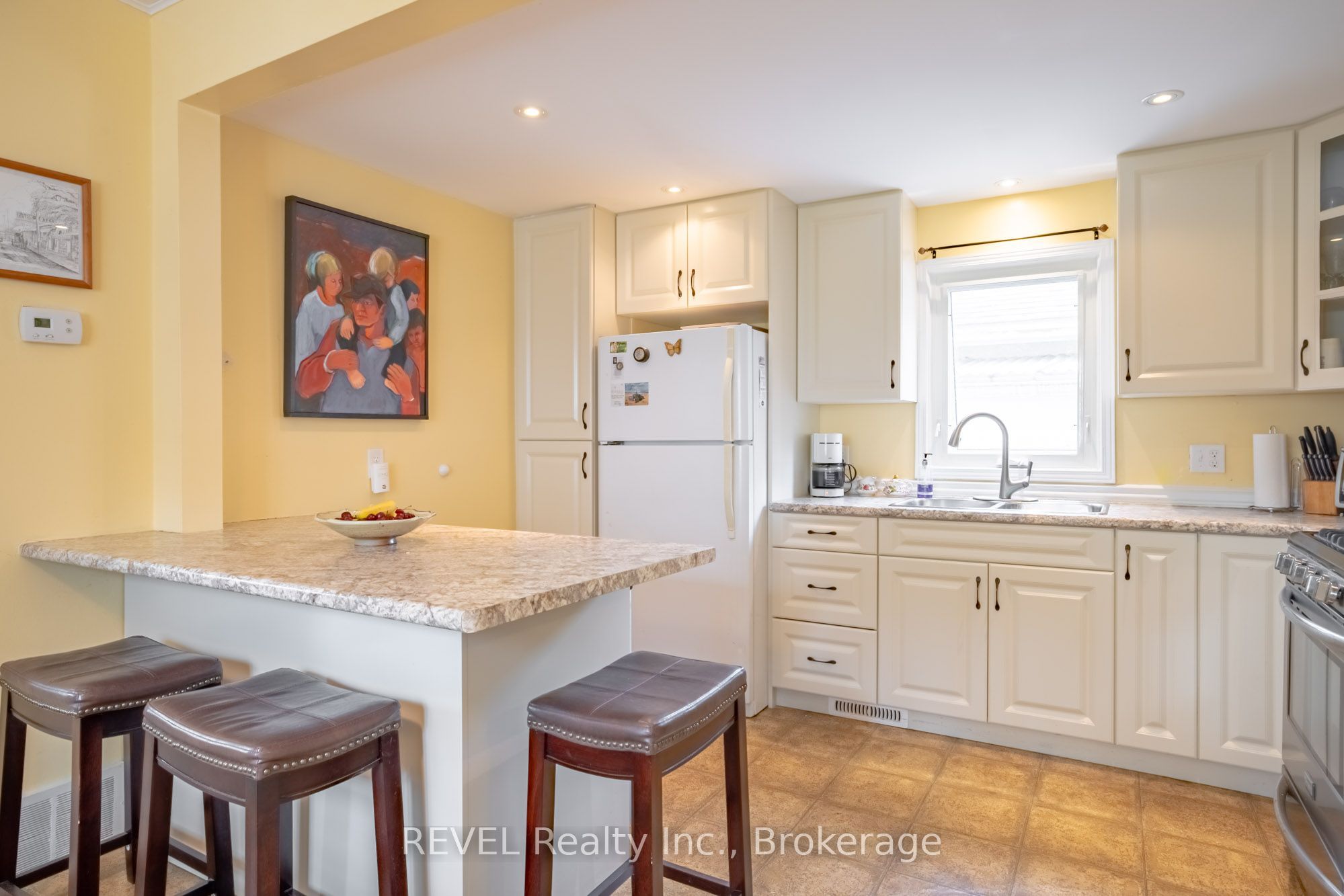 692 Lakeshore Road, Fort Erie, ON L2A 1C1 photo 4