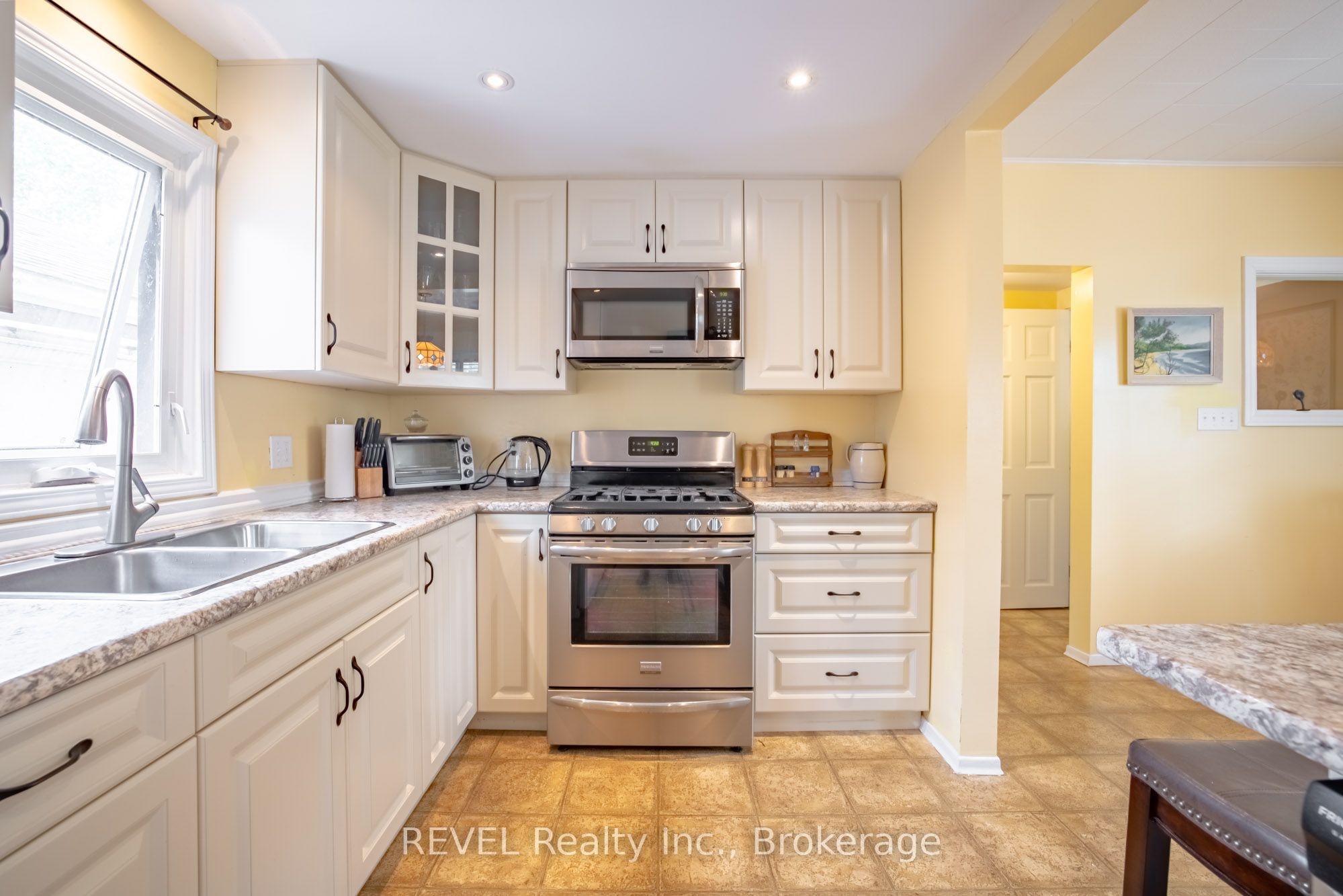 692 Lakeshore Road, Fort Erie, ON L2A 1C1 photo 5