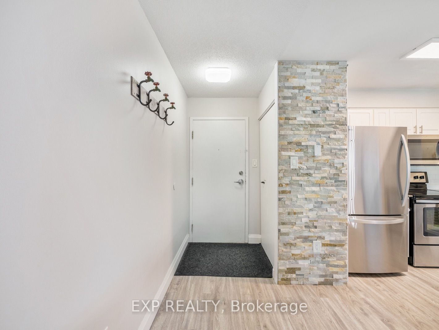 276 Eiwo Court 301, Waterloo, ON N2K 3M6 photo 4