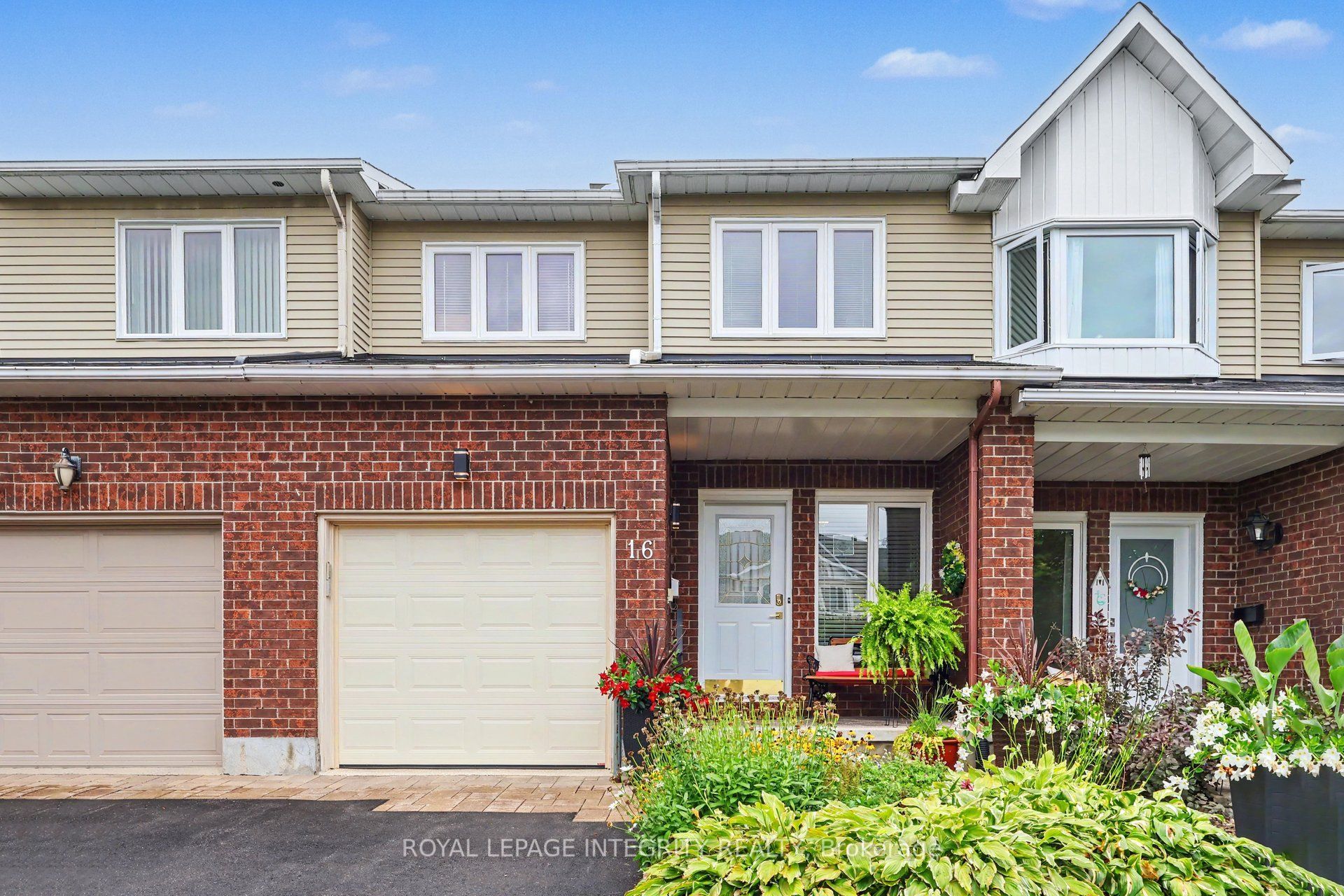 16 Streamwood Lane, Hunt Club - South Keys and Area, ON K1T 3R1