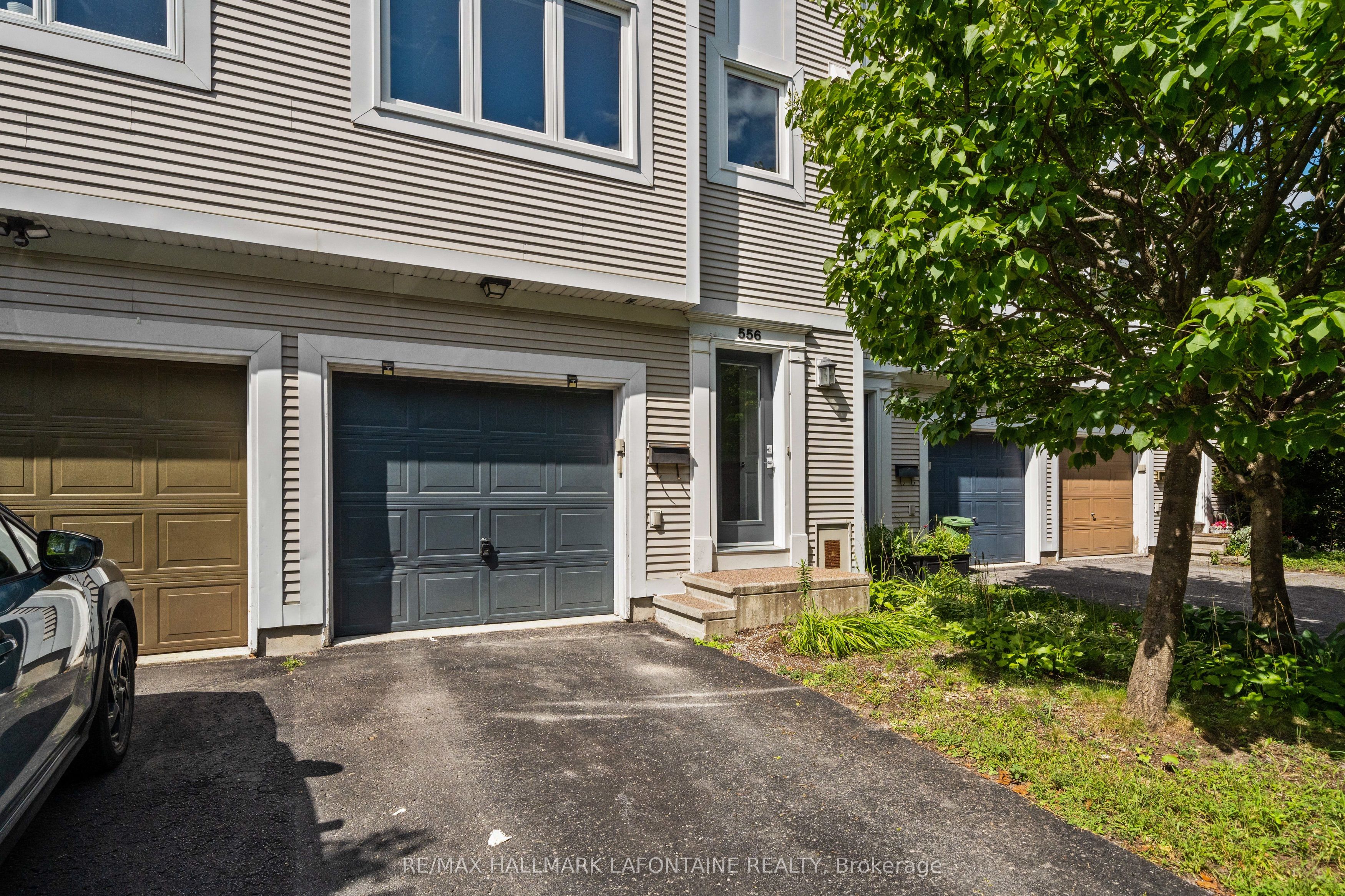 556 Burleigh Private, Cyrville - Carson Grove - Pineview, ON K1J 1J9