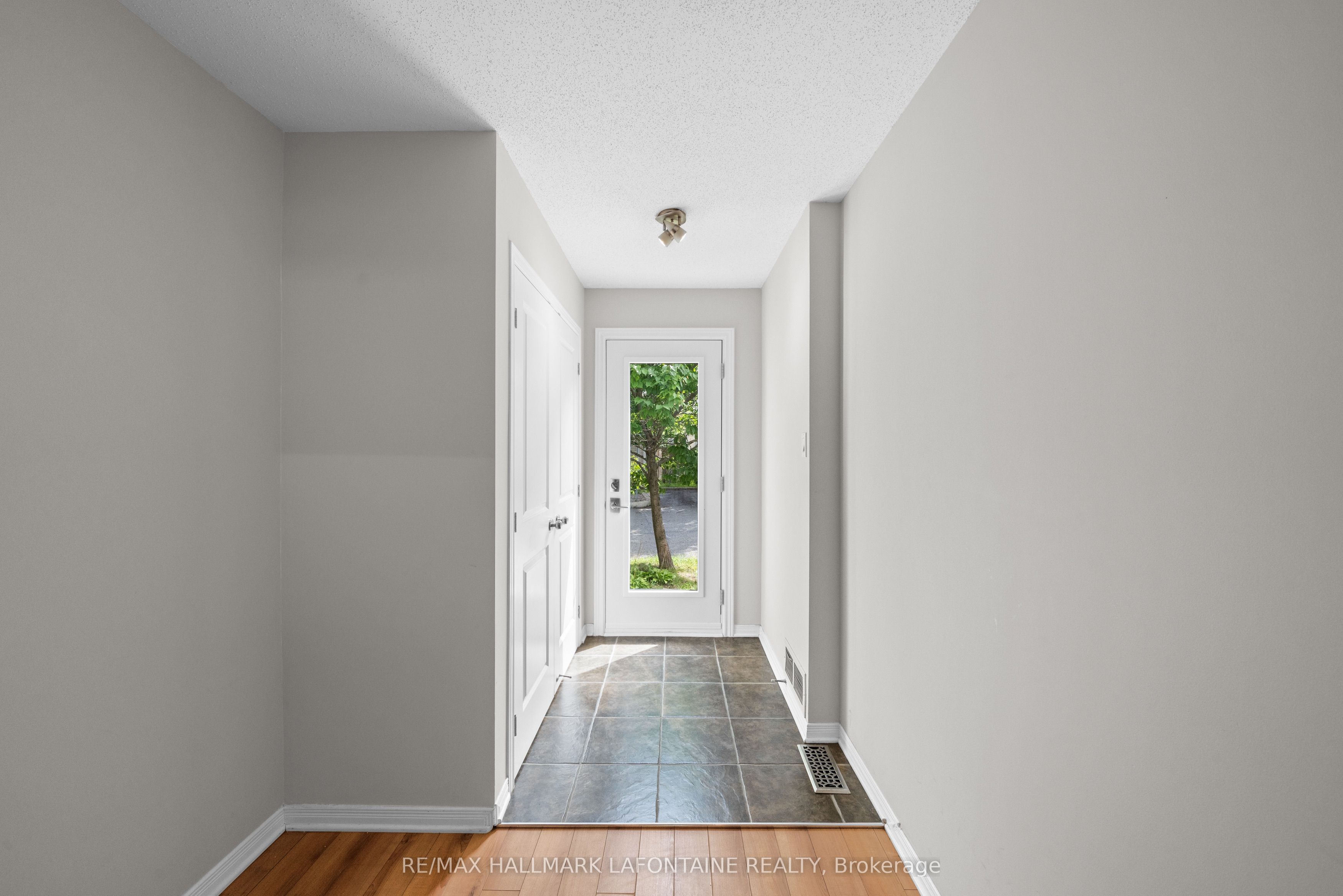 556 Burleigh Private, Cyrville - Carson Grove - Pineview, ON K1J 1J9 photo 2