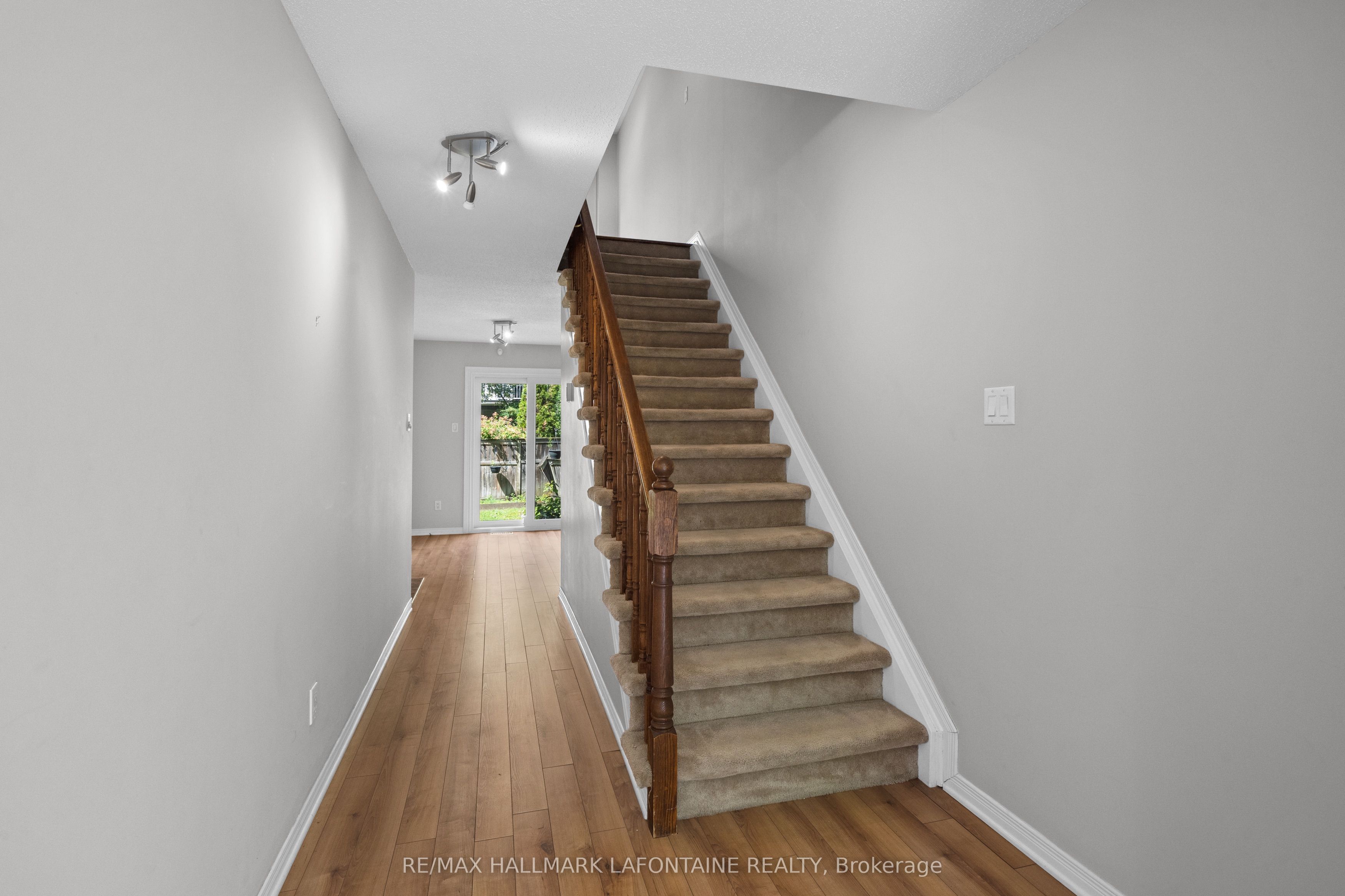 556 Burleigh Private, Cyrville - Carson Grove - Pineview, ON K1J 1J9 photo 3