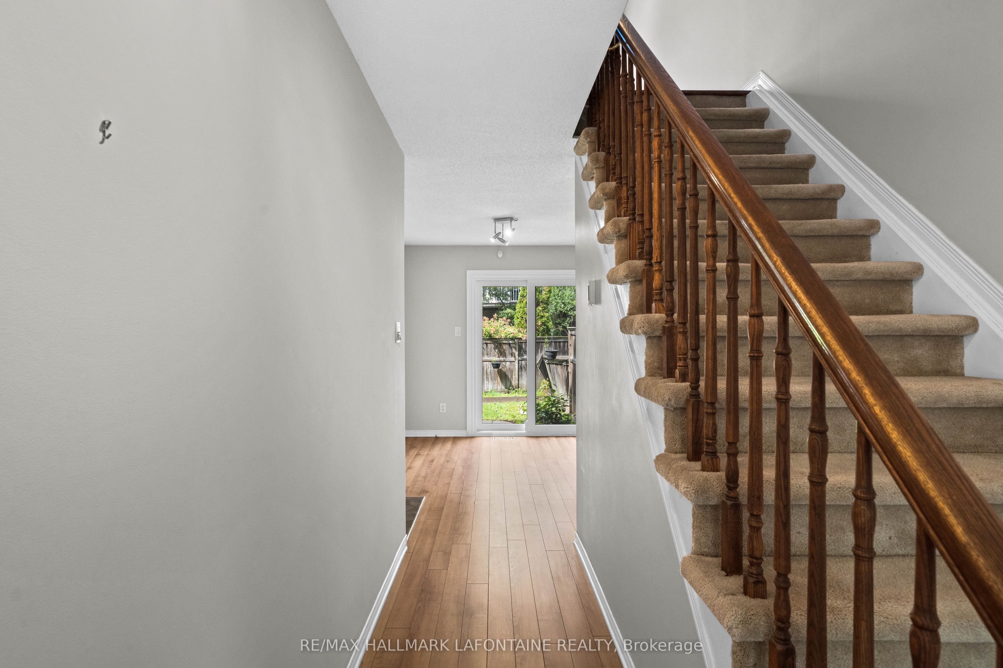 556 Burleigh Private, Cyrville - Carson Grove - Pineview, ON K1J 1J9 photo 4