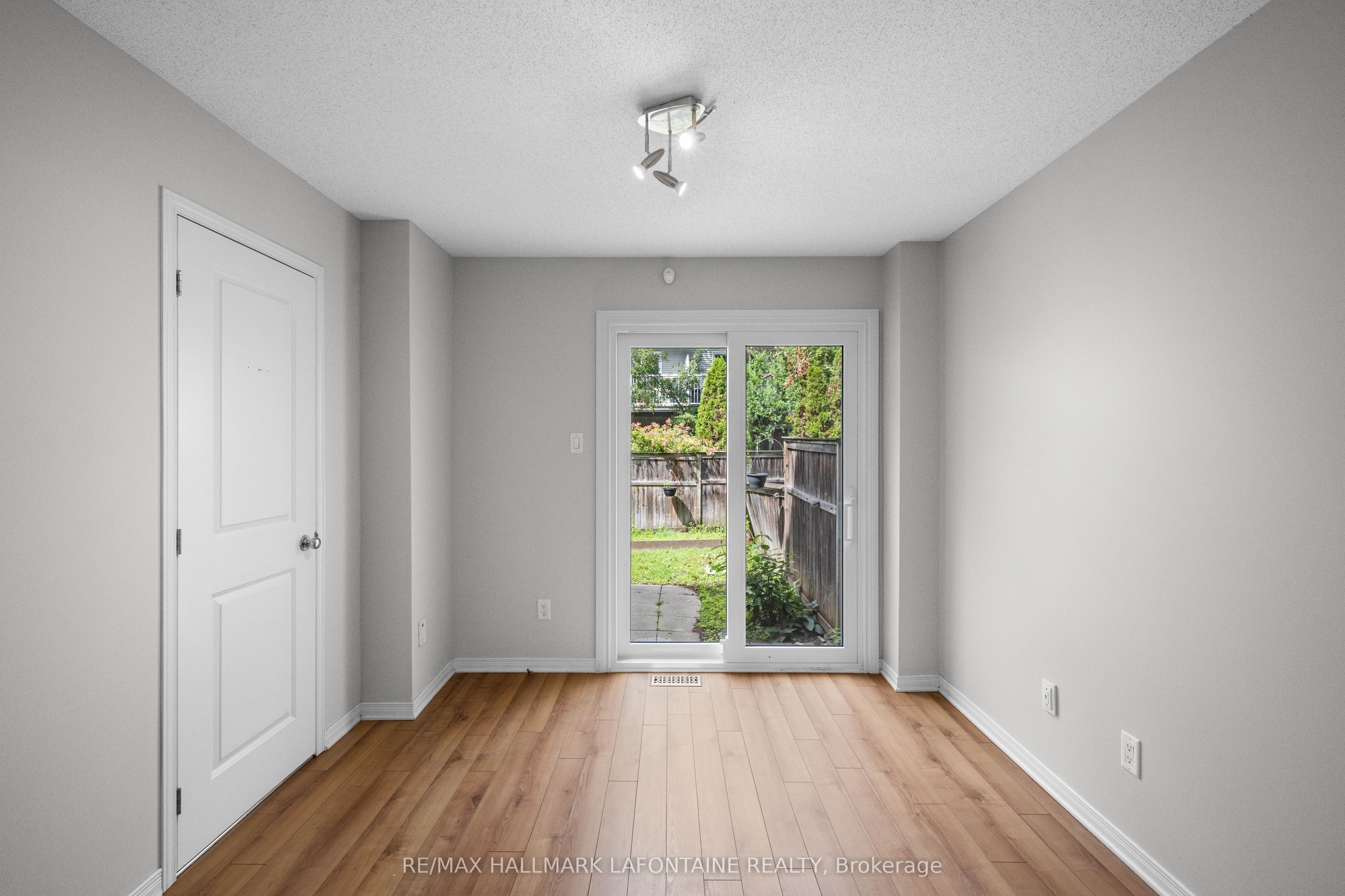 556 Burleigh Private, Cyrville - Carson Grove - Pineview, ON K1J 1J9 photo 5
