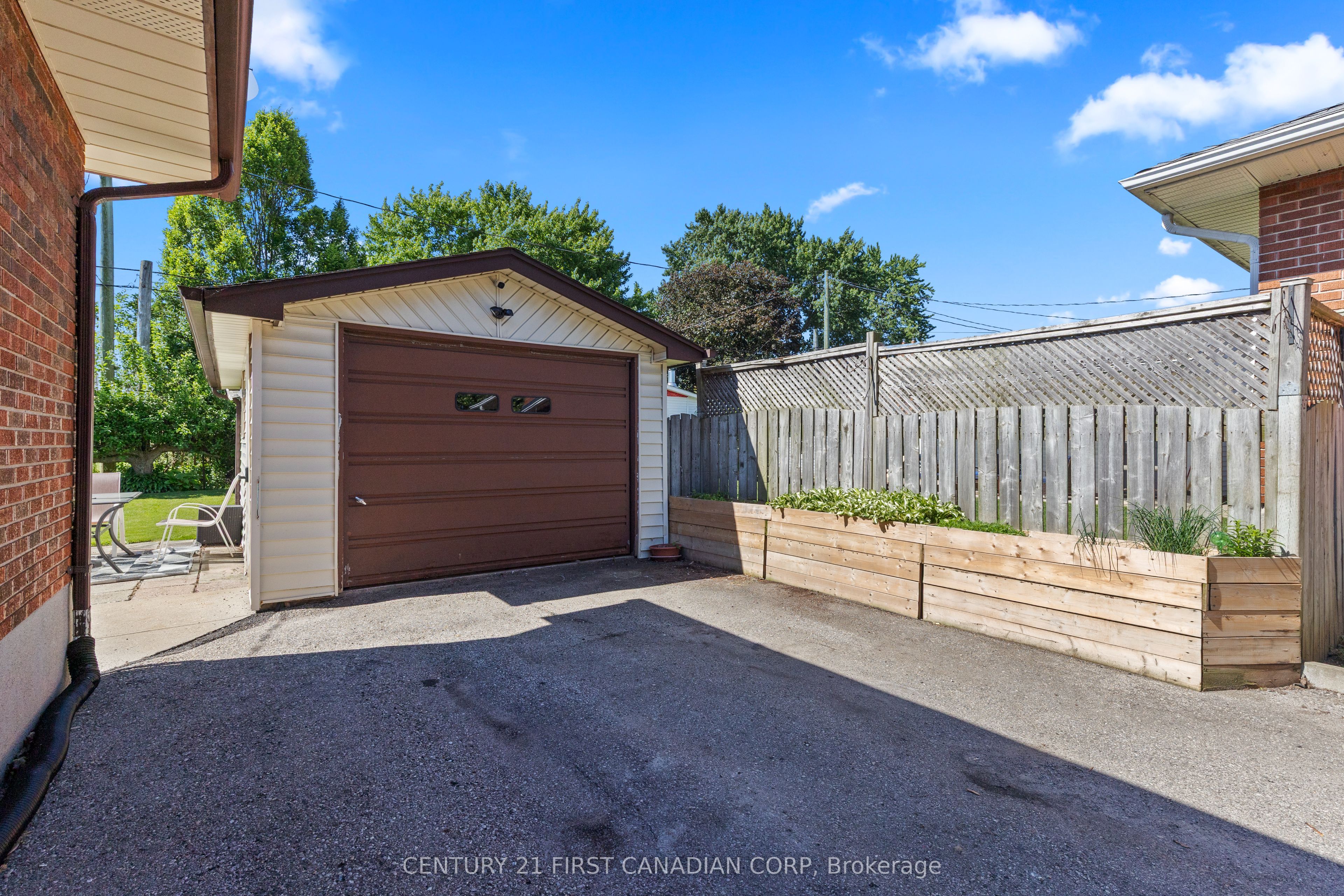 407 Vermont Avenue, London South, ON N5Z 3E4 photo 3