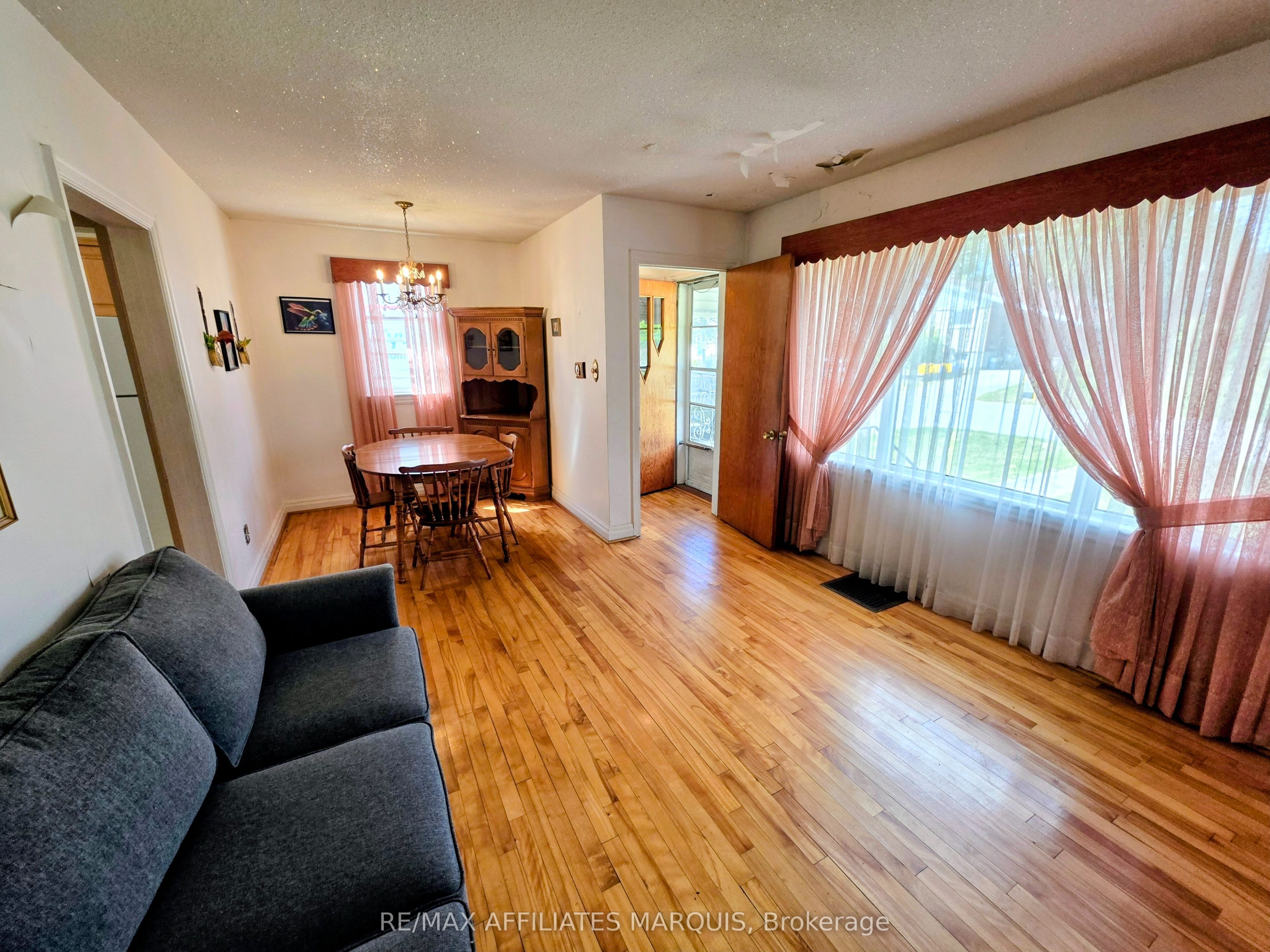 41 Elgin Street W, Smiths Falls, ON K7A 3C5 photo 2