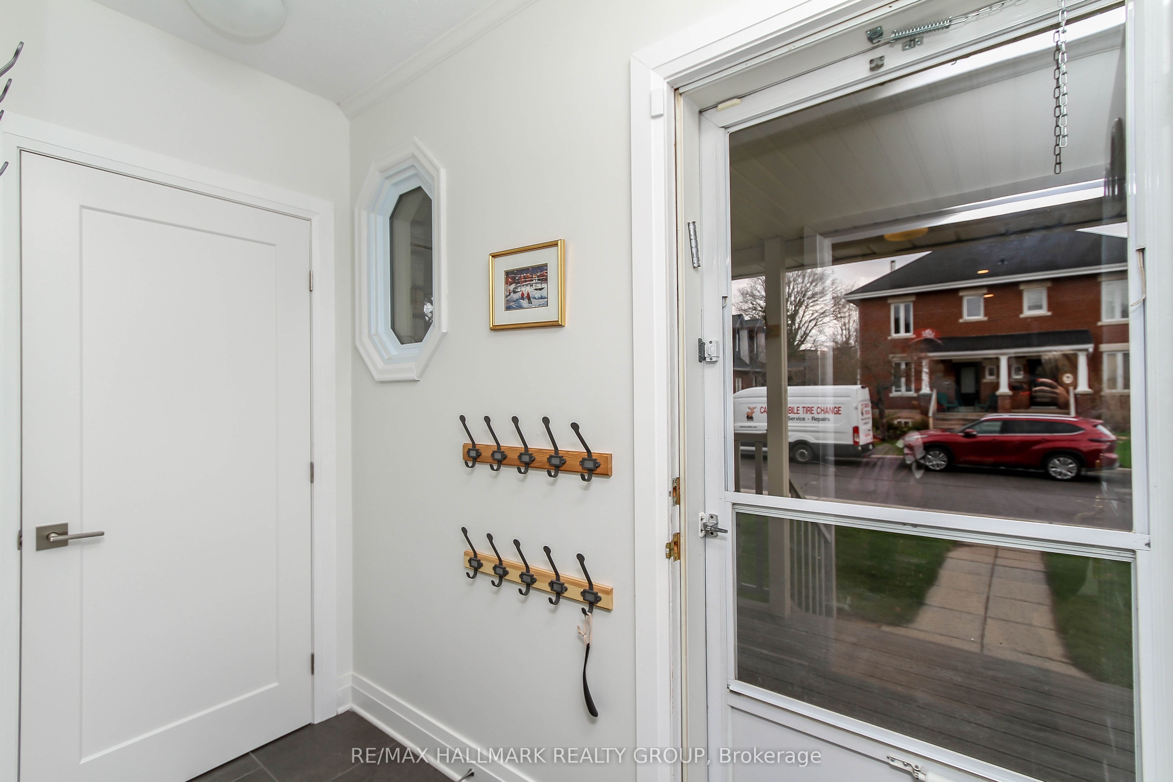 220 Cowley Avenue, Tunneys Pasture and Ottawa West, ON K1Y 0G9 photo 2