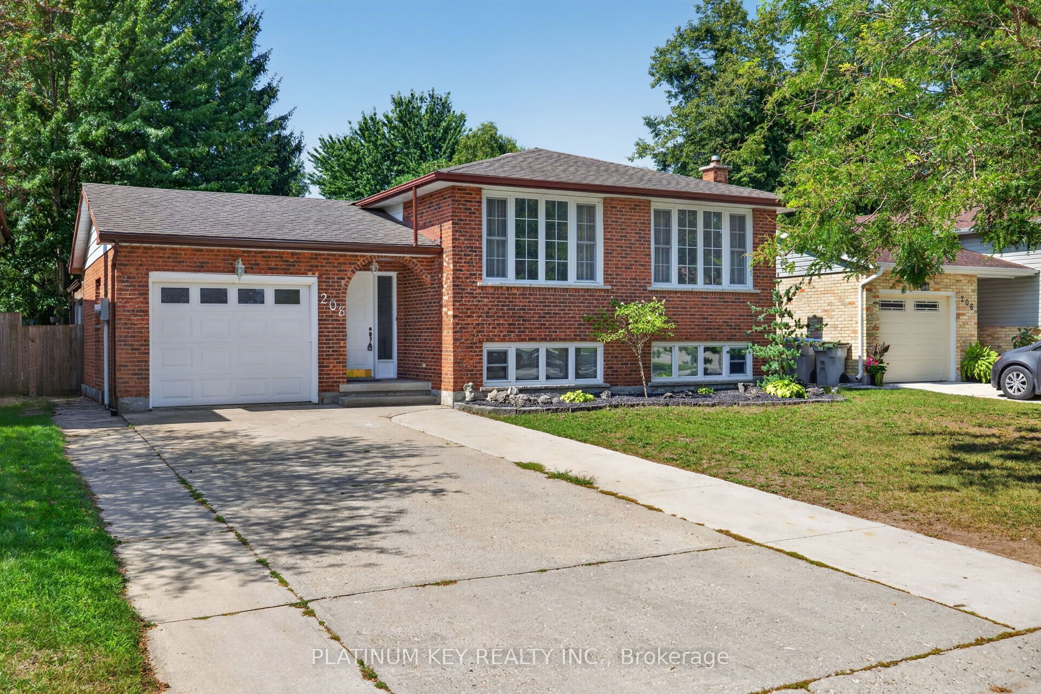 208 Southfield Drive, Strathroy-Caradoc, ON N7G 3V4 photo 2