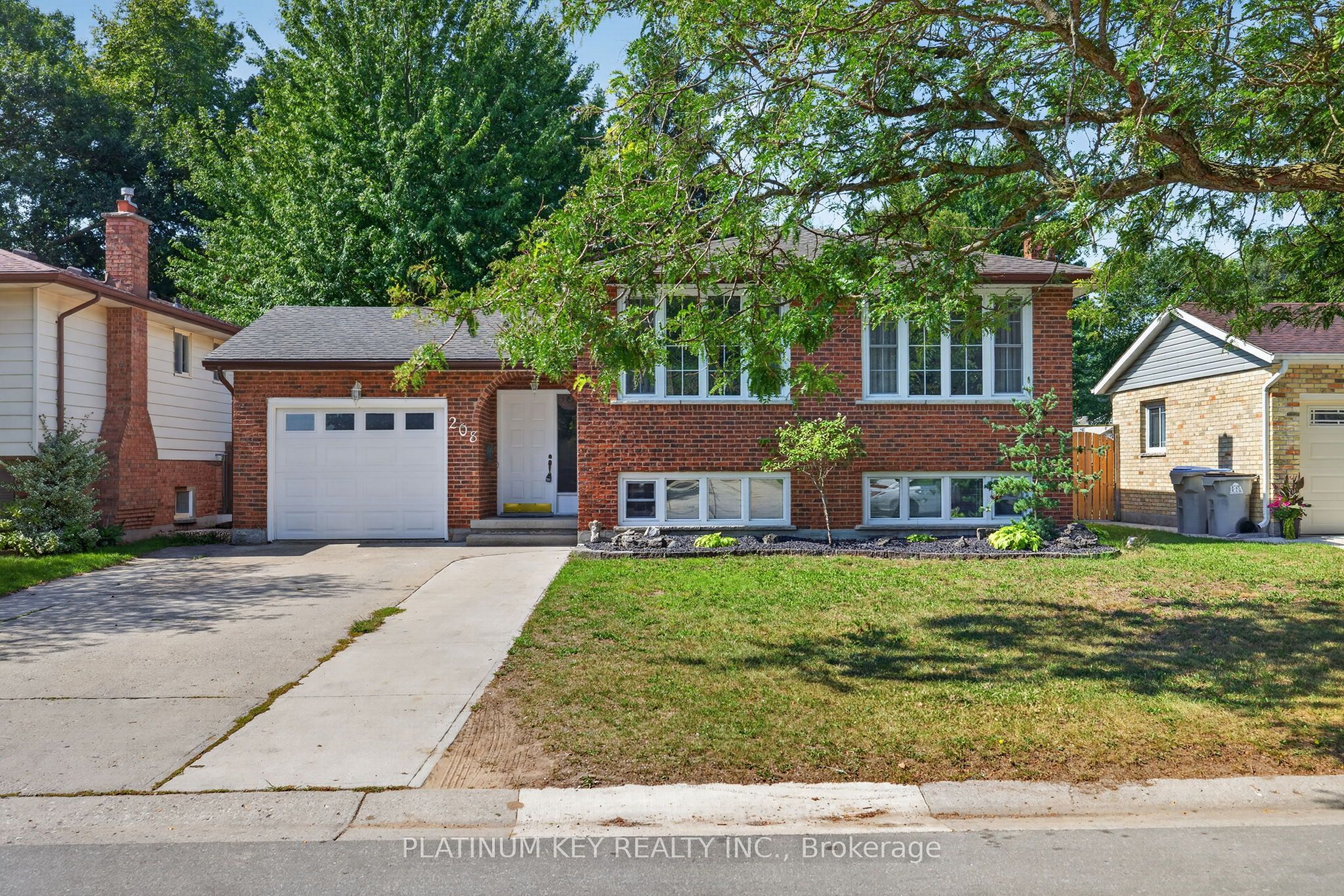 208 Southfield Drive, Strathroy-Caradoc, ON N7G 3V4 photo 3