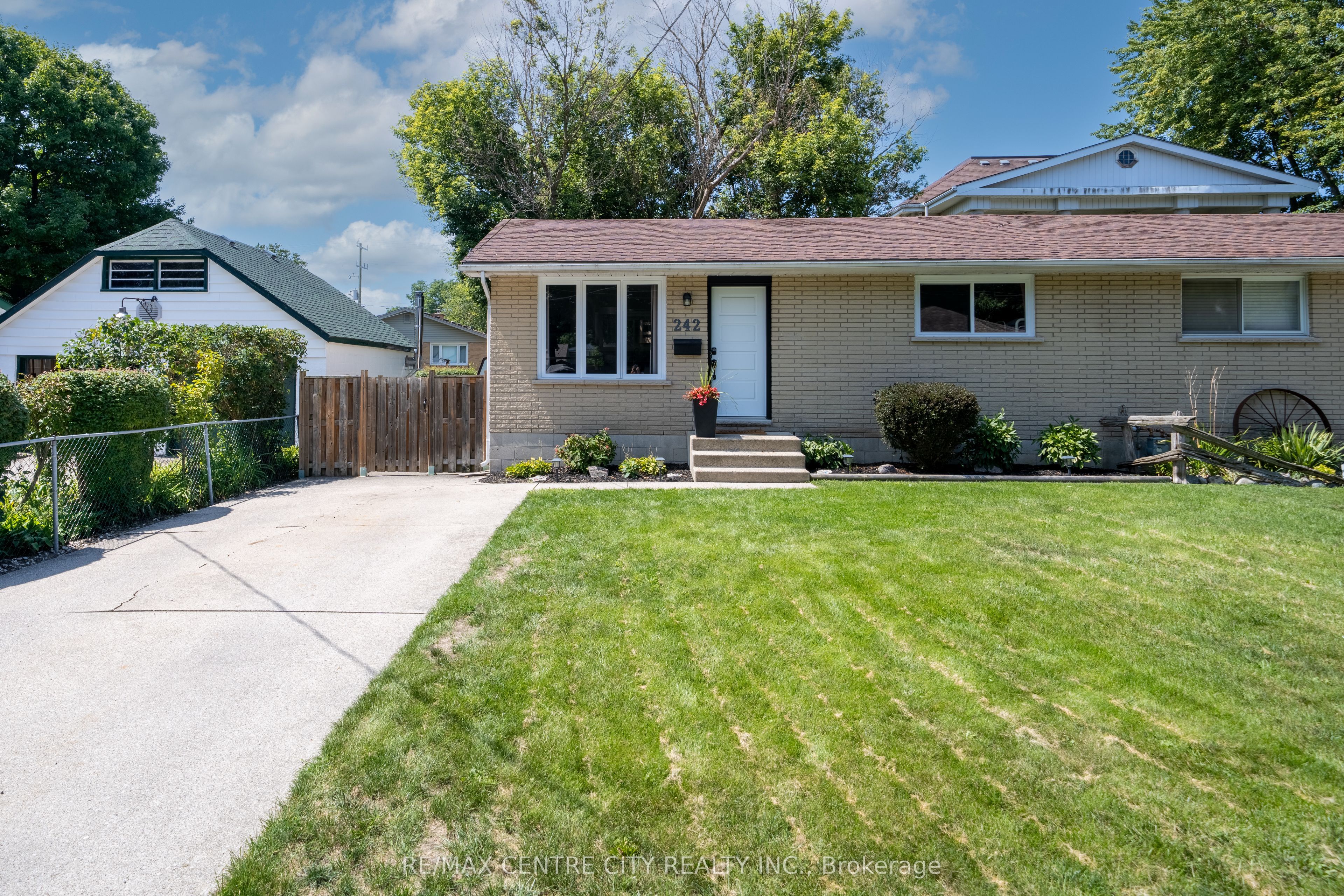 242 Rapley Street, Strathroy-Caradoc, ON N7G 3E6 photo 2