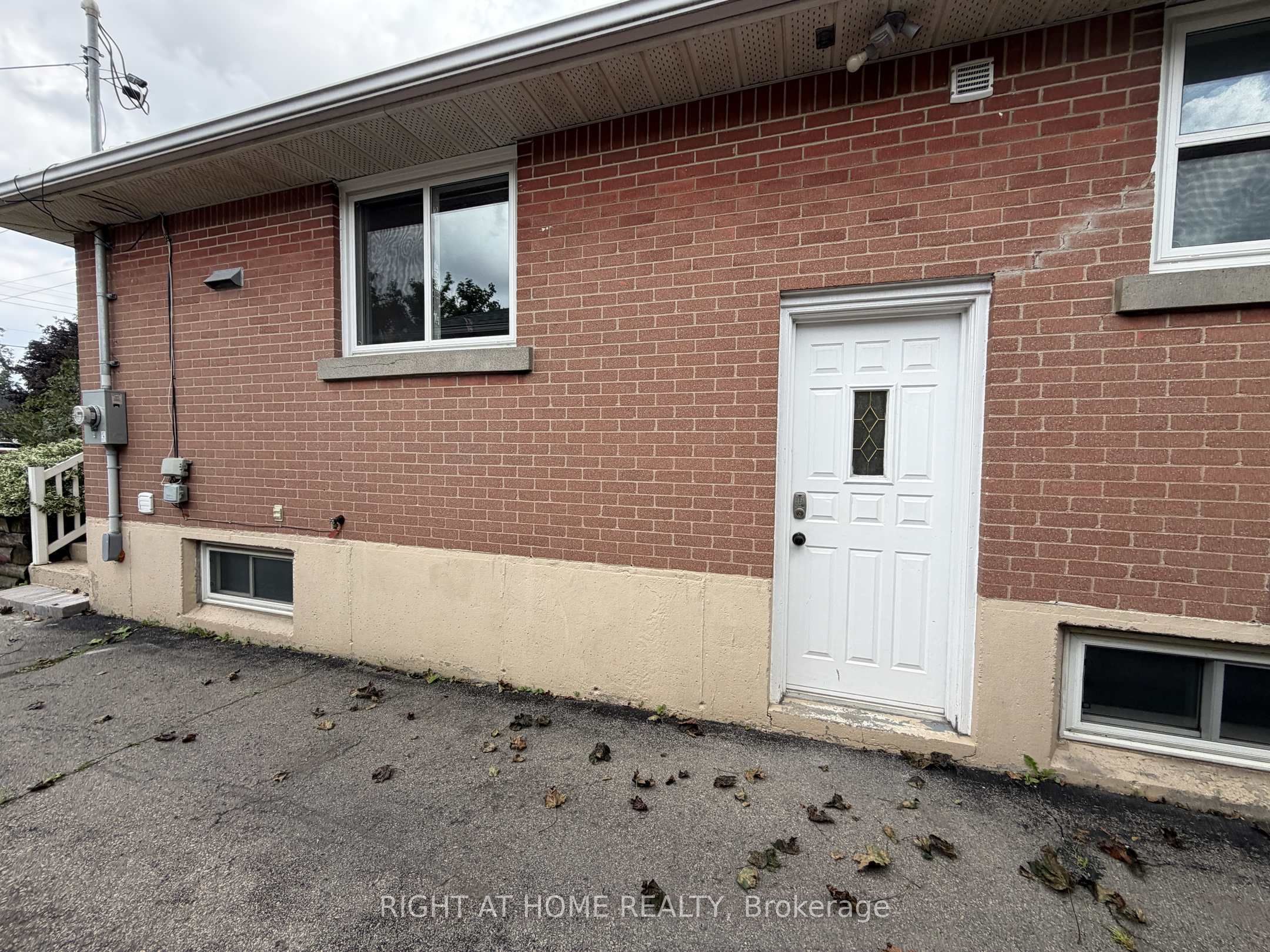 830 Brucedale Avenue E Lower, Hamilton, ON L8T 1L3 photo 3
