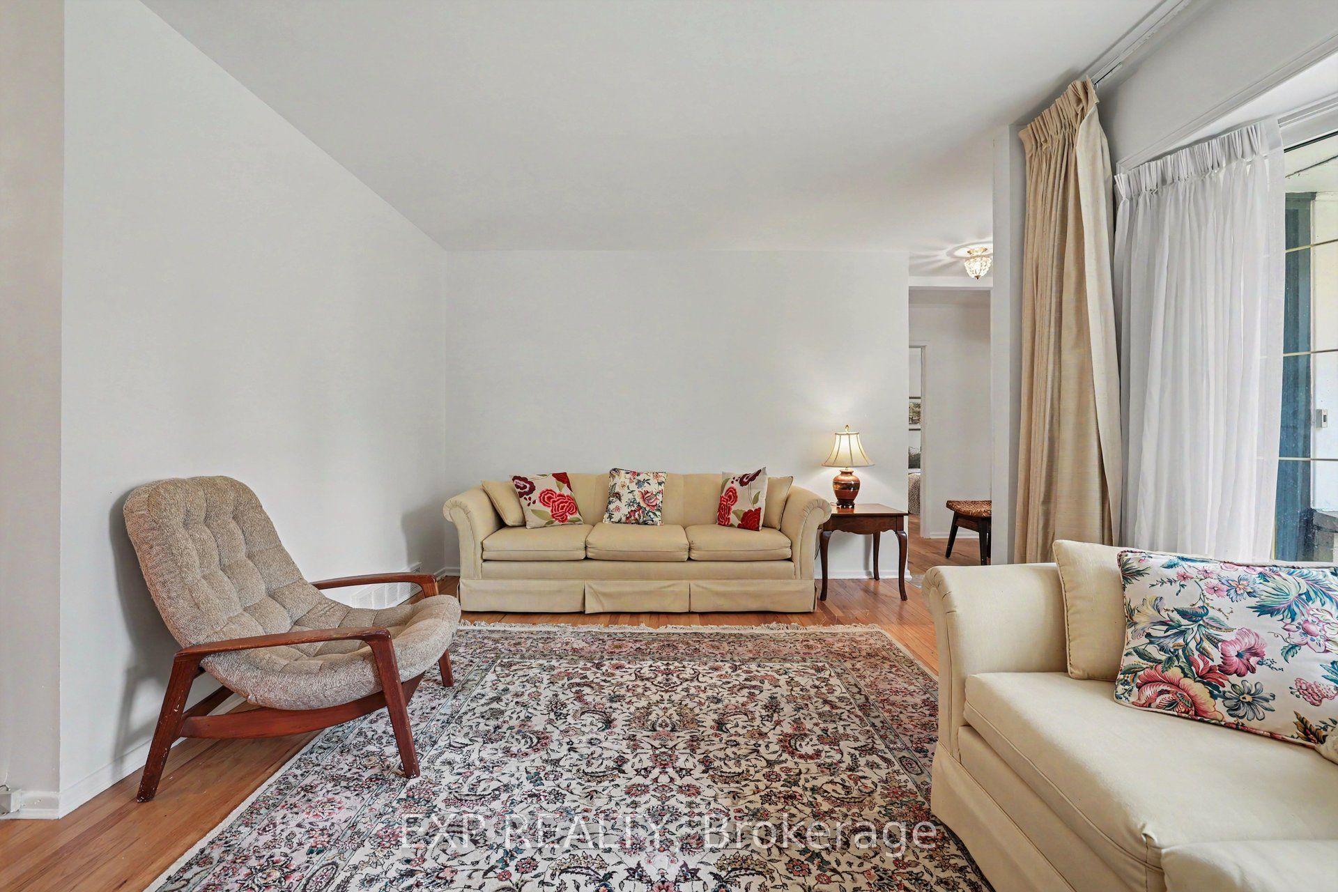 16 Elmsley Crescent, Bells Corners and South to Fallowfield, ON K2H 6V2 photo 4