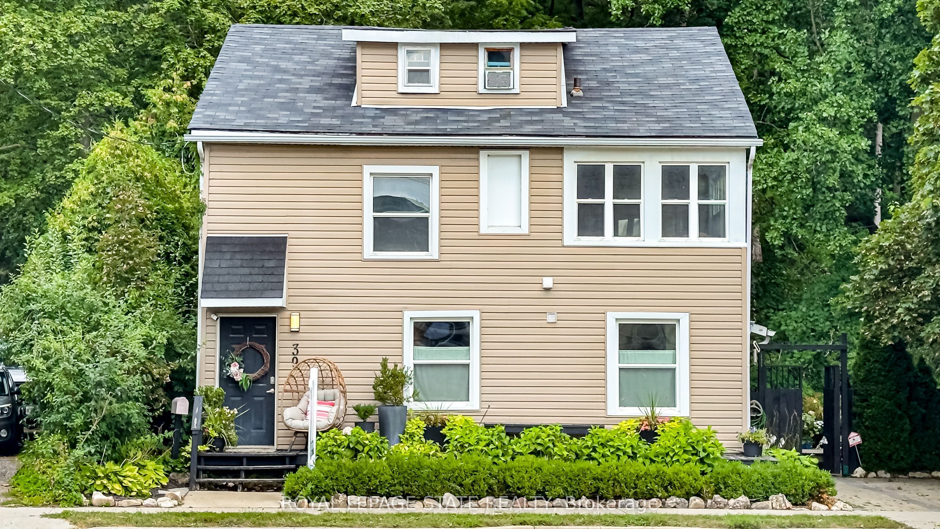 39 Park Street E, Hamilton, ON L9H 1C9