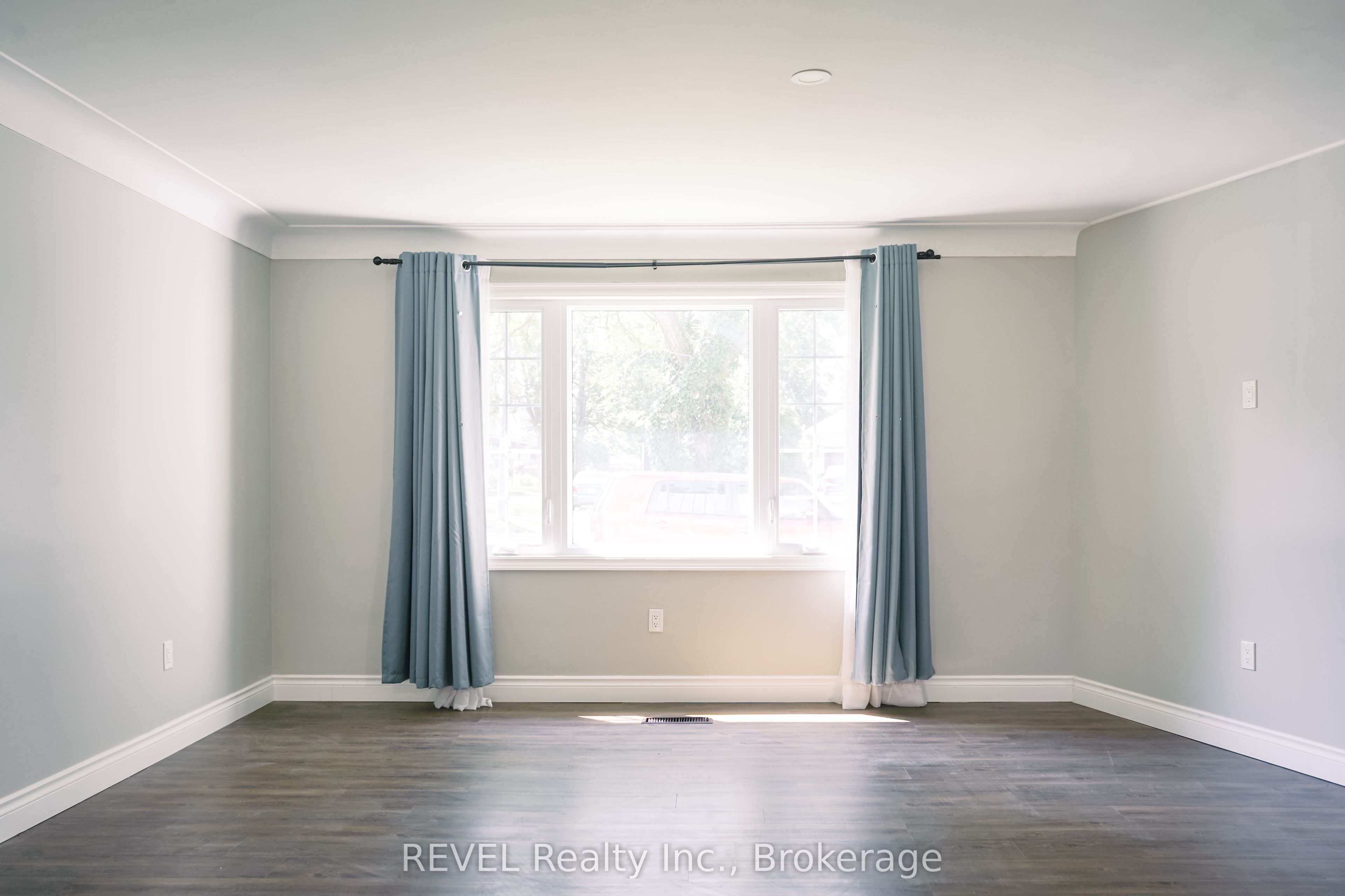 3204 Saint Paul Avenue Main Floor, Niagara Falls, ON L2J 2M1 photo 4