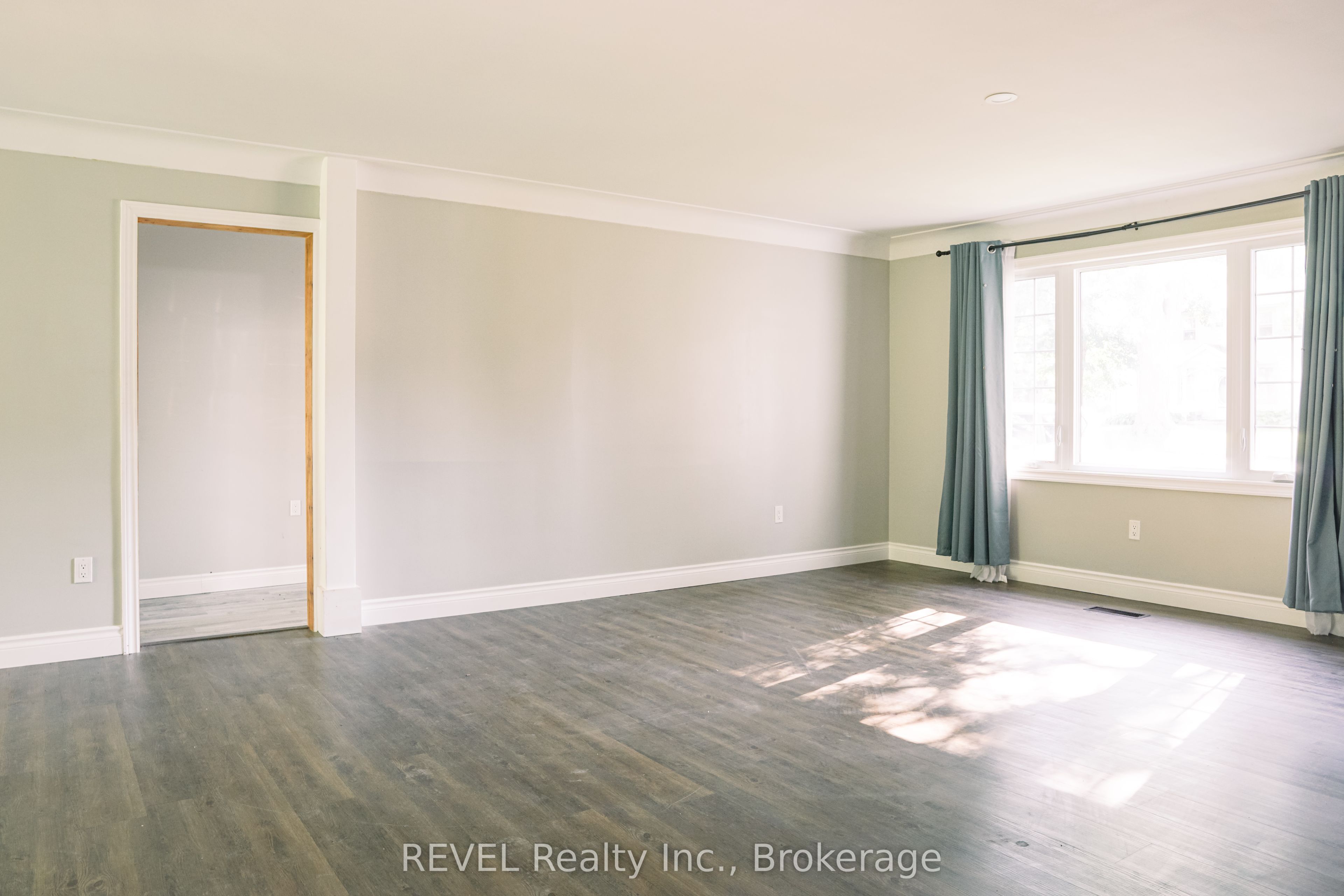 3204 Saint Paul Avenue Main Floor, Niagara Falls, ON L2J 2M1 photo 5