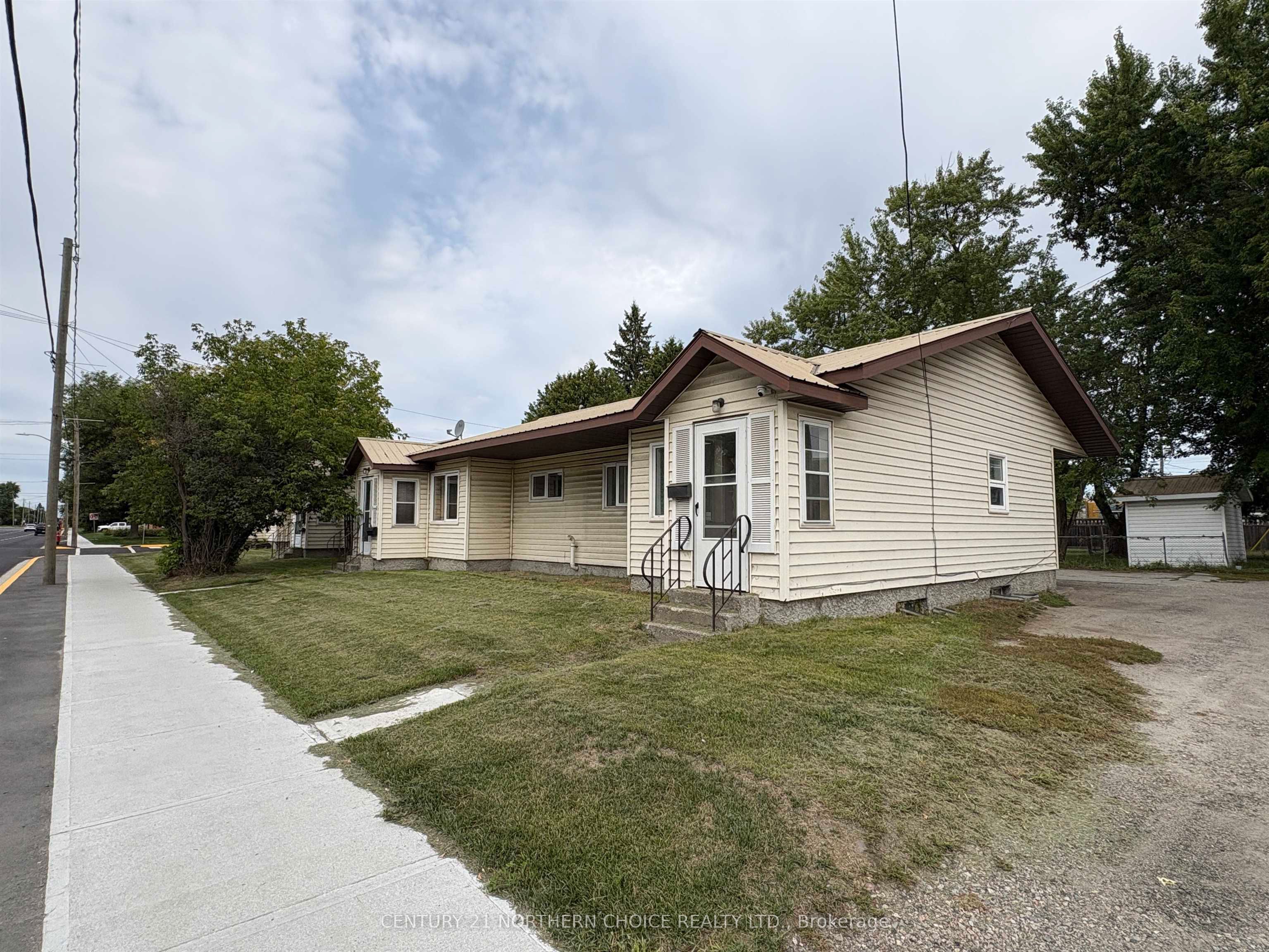 160-166 Third Street W, Fort Frances, ON P9A 3A3 photo 3