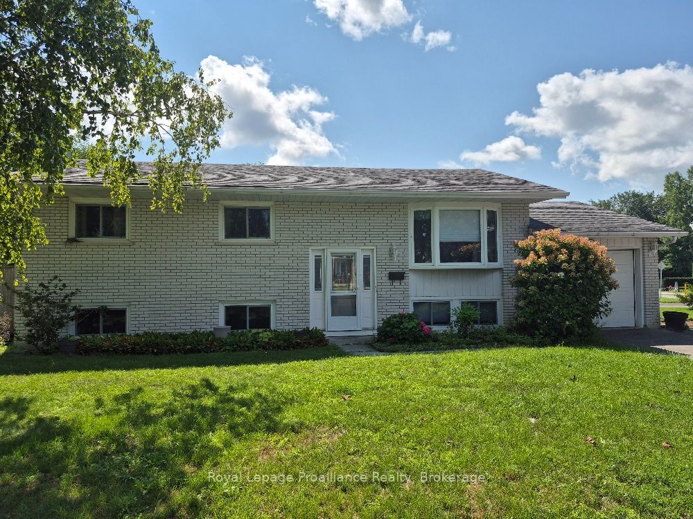 4 O'Neil Crescent, Quinte West, ON K8V 5Y6 photo 2