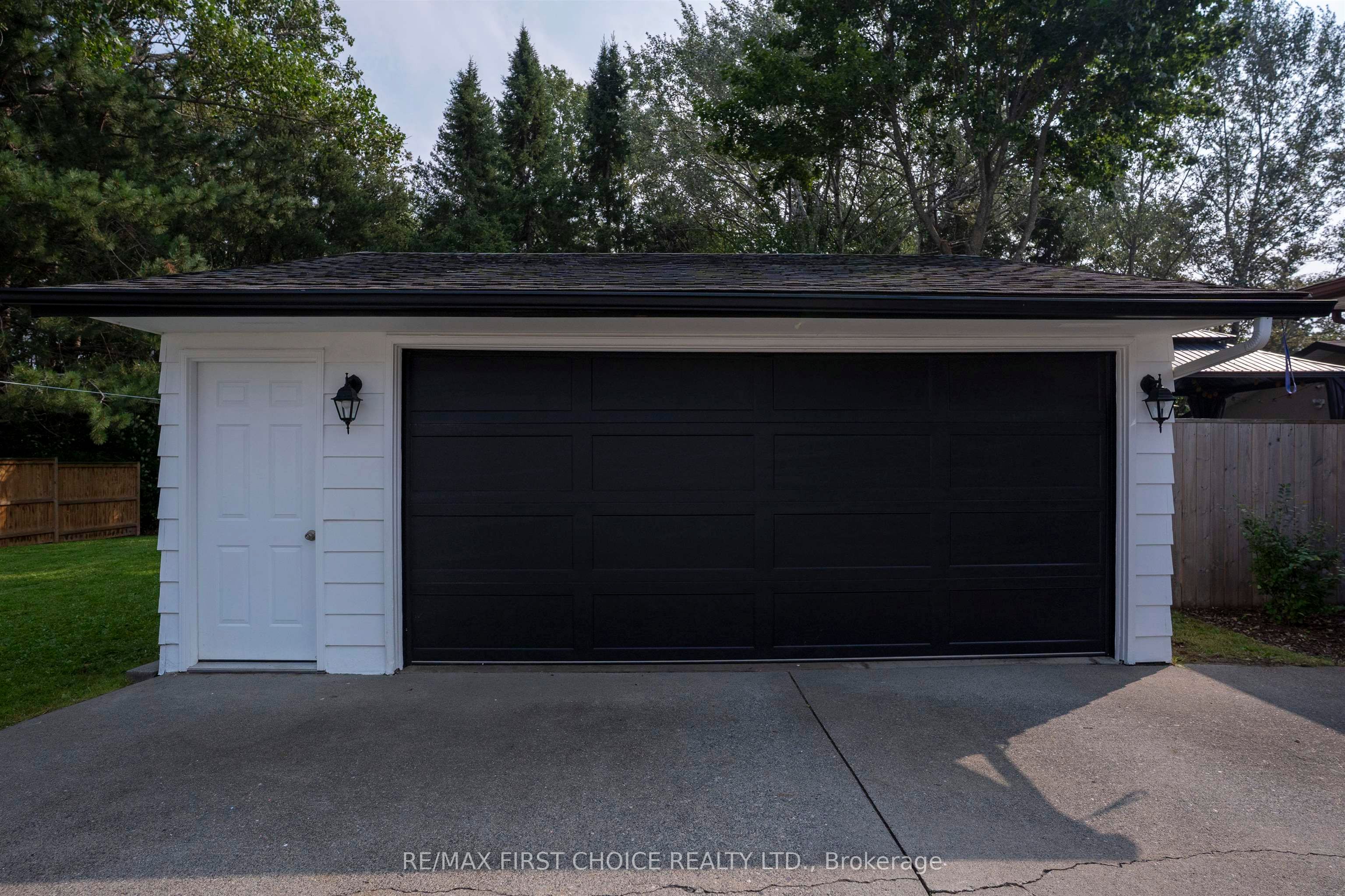 556 Laurentian Drive, Thunder Bay, ON P7C 5J8 photo 2