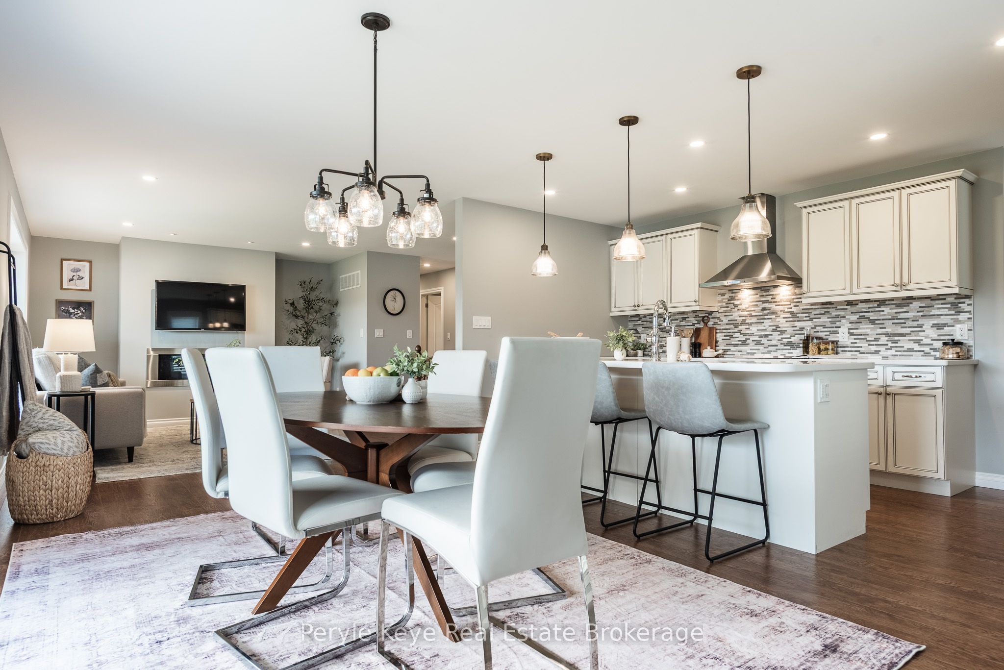 9 Gainsborough Road, Bracebridge, ON P1L 1W8