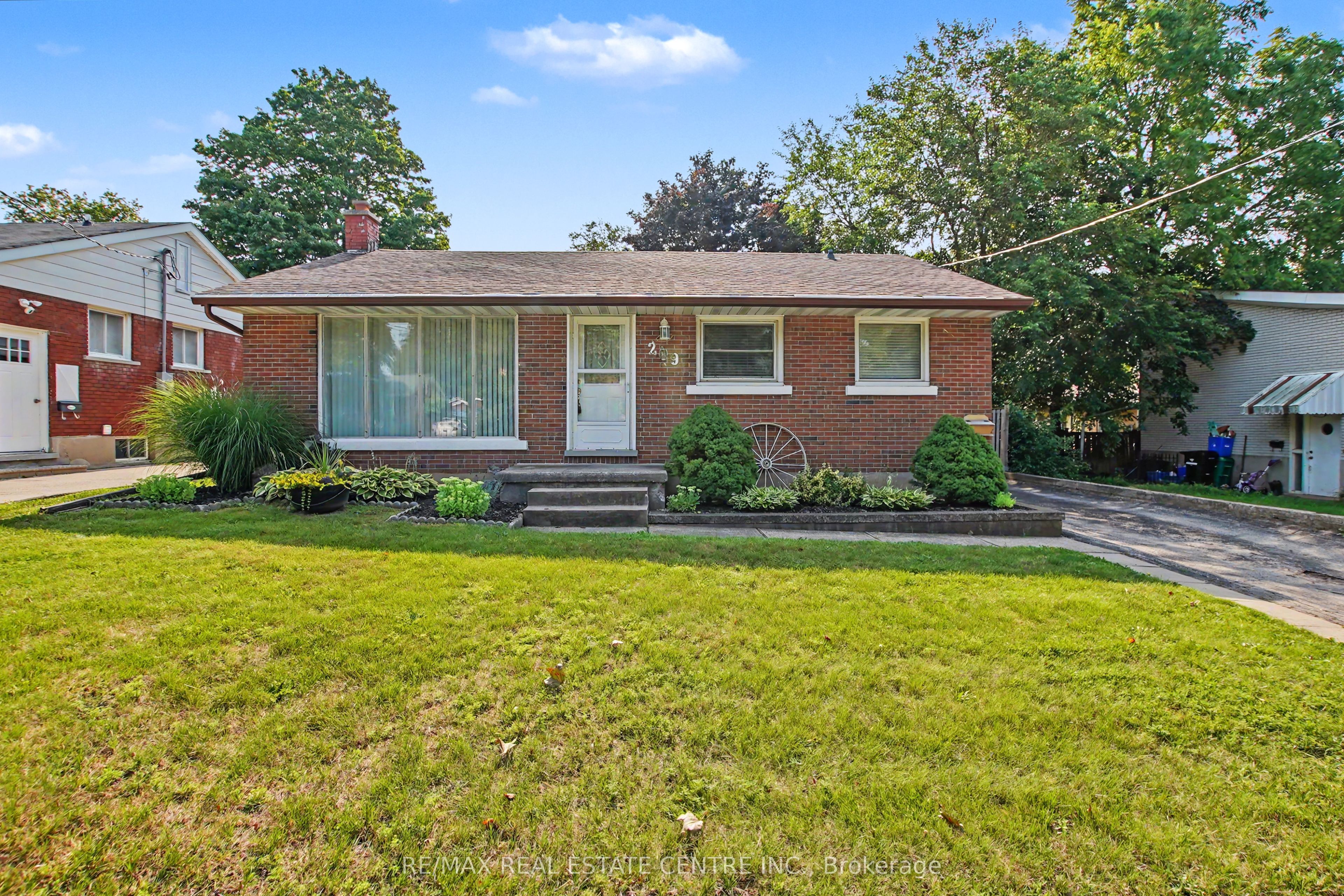 209 Franklin Street S, Kitchener, ON N2C 1R8 photo 2