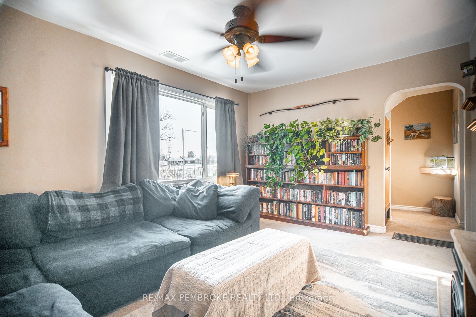 561 Hamilton Street W, Laurentian Valley, ON K8A 6N9 photo 3