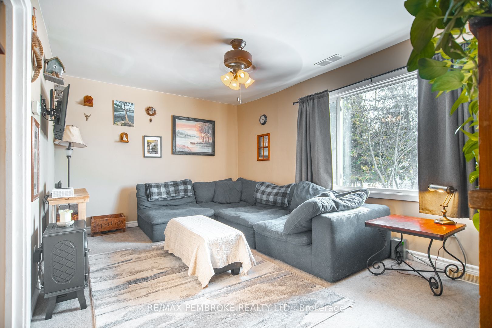 561 Hamilton Street W, Laurentian Valley, ON K8A 6N9 photo 4
