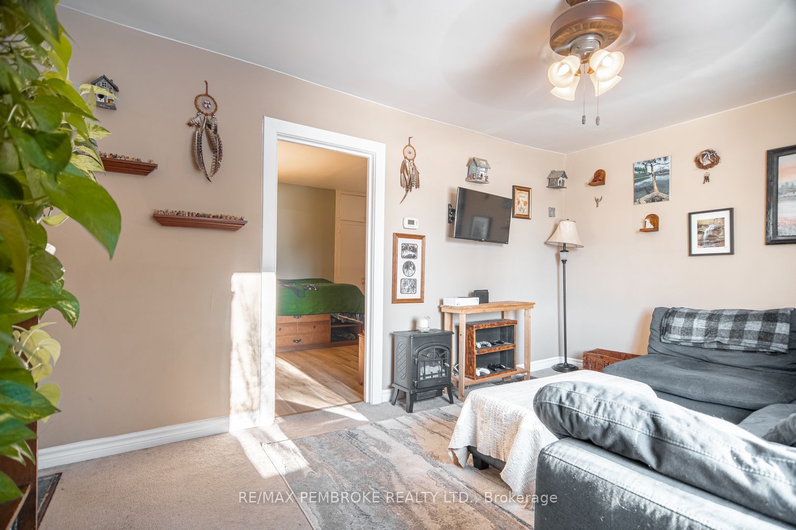 561 Hamilton Street W, Laurentian Valley, ON K8A 6N9 photo 5