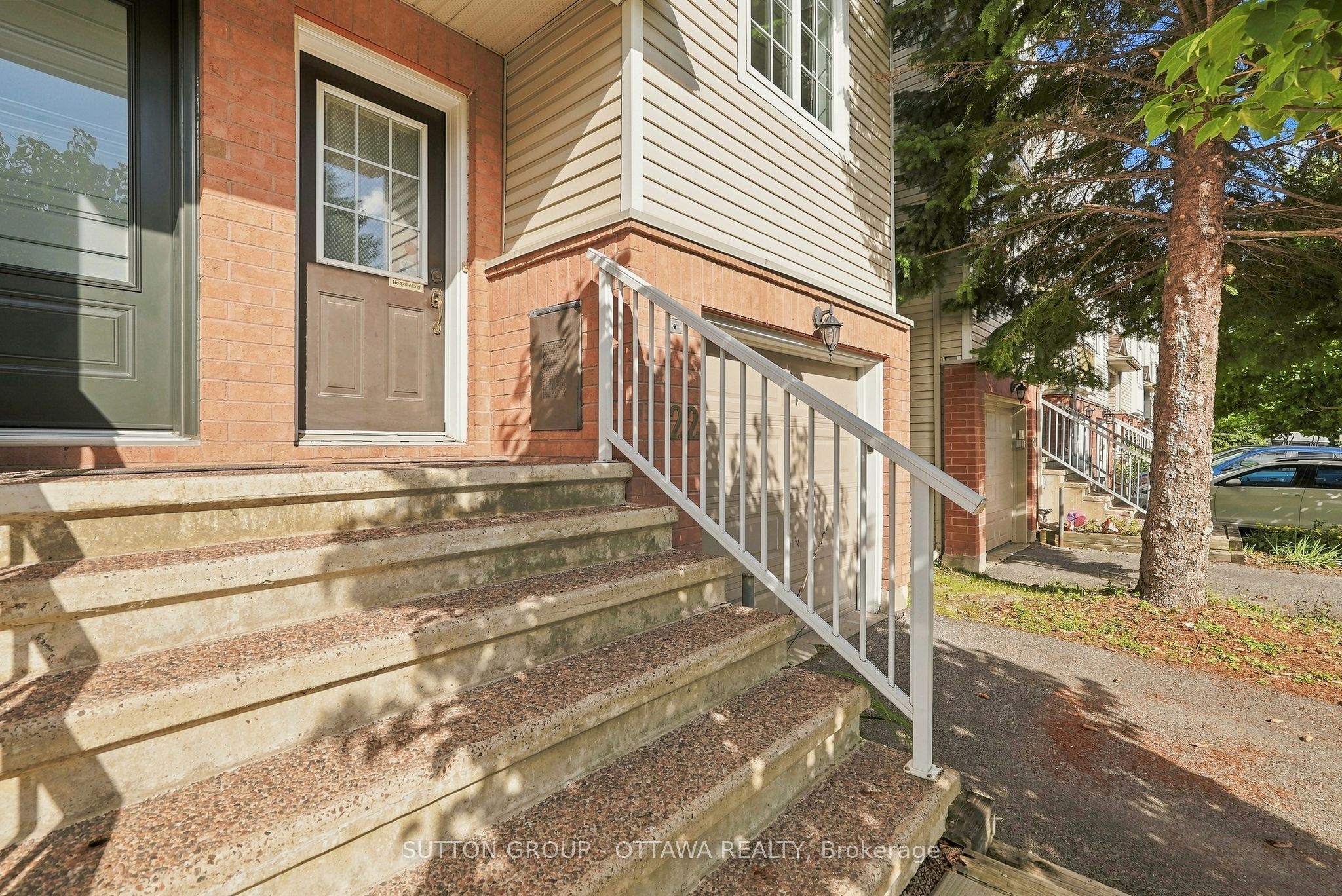 22 Manhattan Crescent, Carlington - Central Park, ON K2C 4B4 photo 2