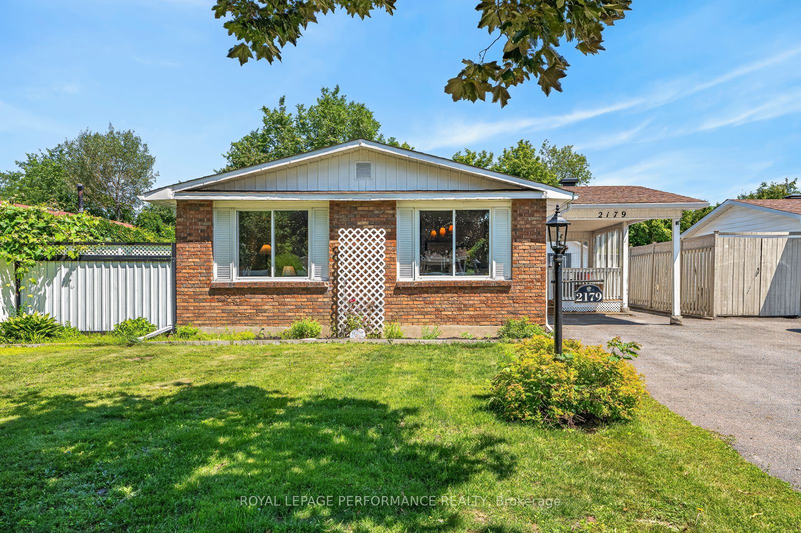 2179 Erinbrook Crescent, Elmvale Acres and Area, ON K1B 4J7 photo 2