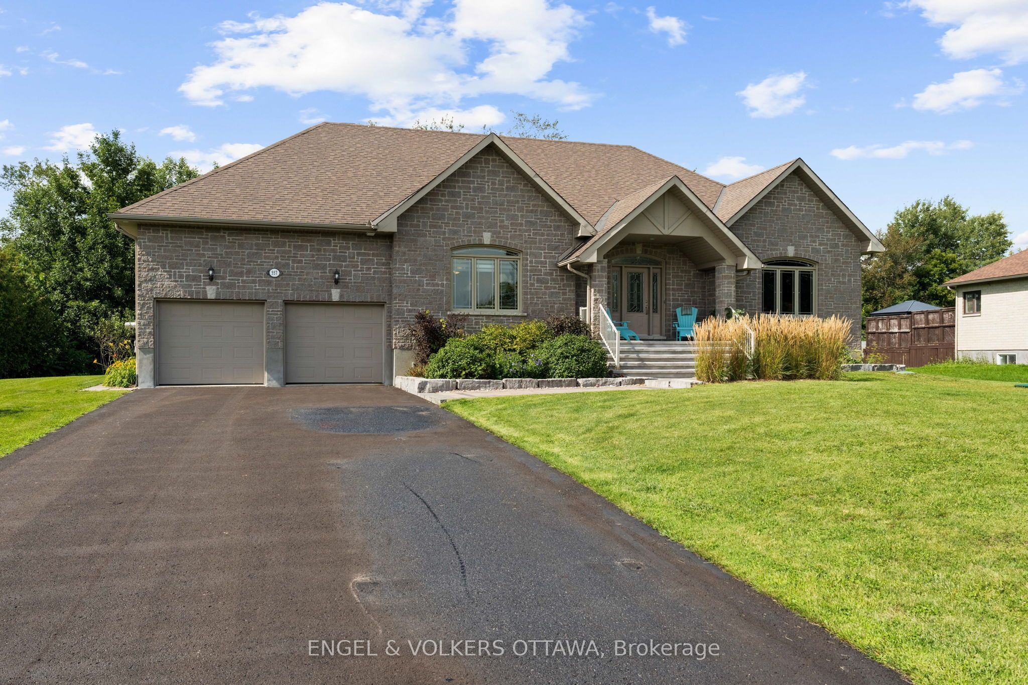 557 Tullamore Street, Blossom Park - Airport and Area, ON K1X 0A2 photo 2
