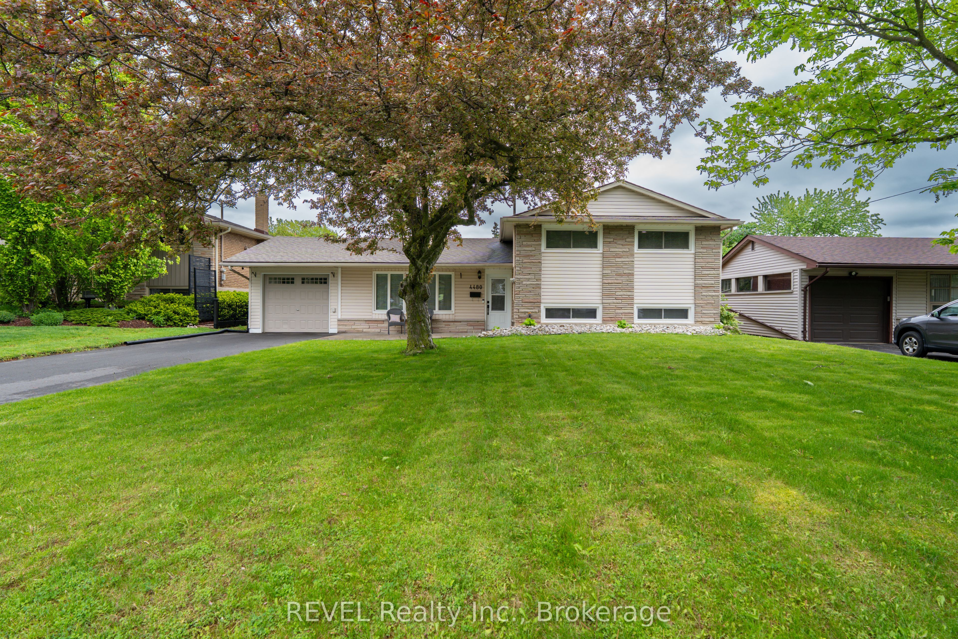 4480 Queensway Gardens, Niagara Falls, ON L2E 6P7