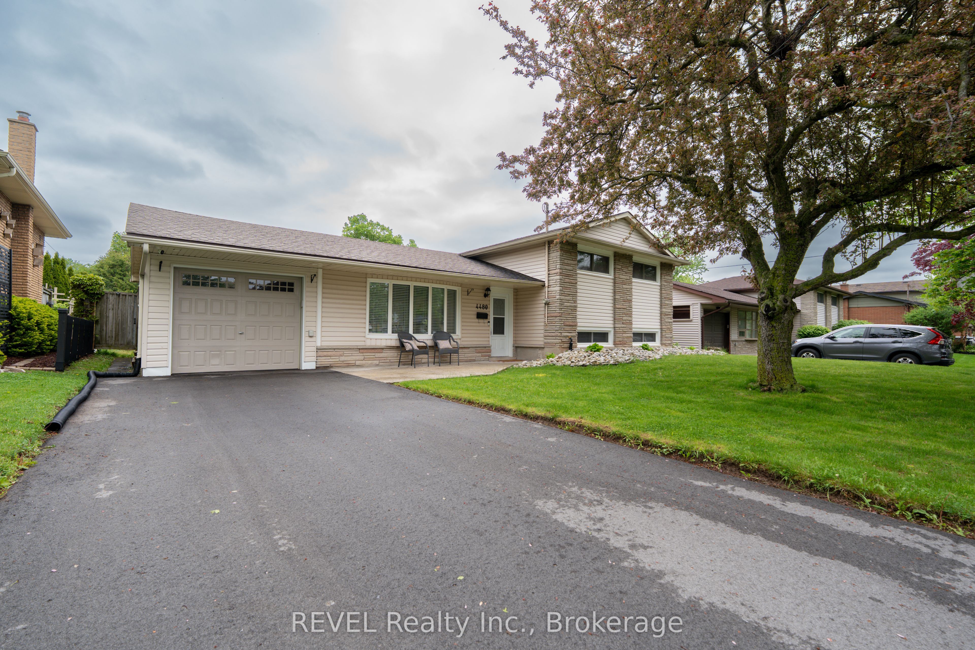 4480 Queensway Gardens, Niagara Falls, ON L2E 6P7 photo 2