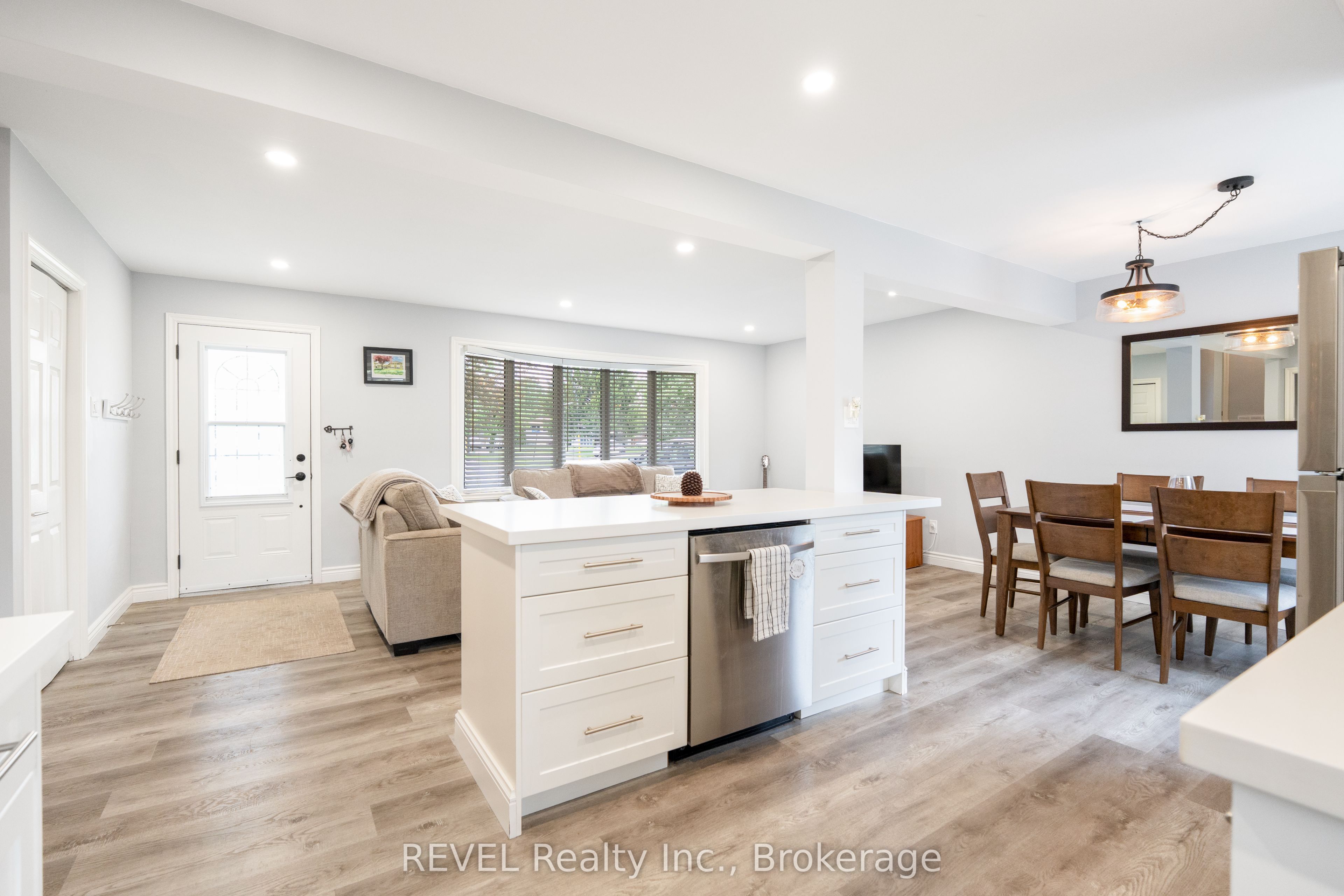 4480 Queensway Gardens, Niagara Falls, ON L2E 6P7 photo 3