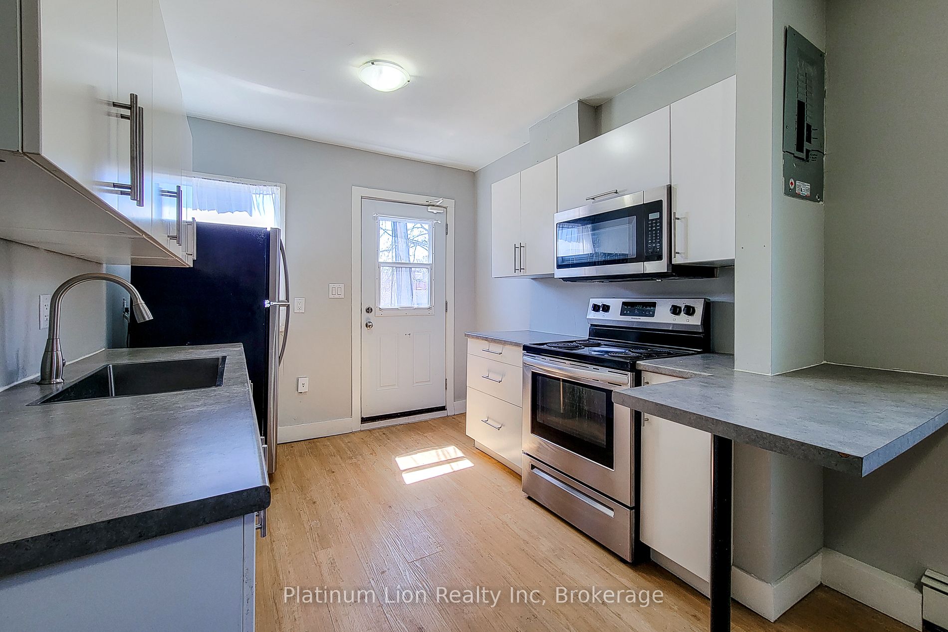 304 Barton Street E A, Hamilton, ON L8L 2X5