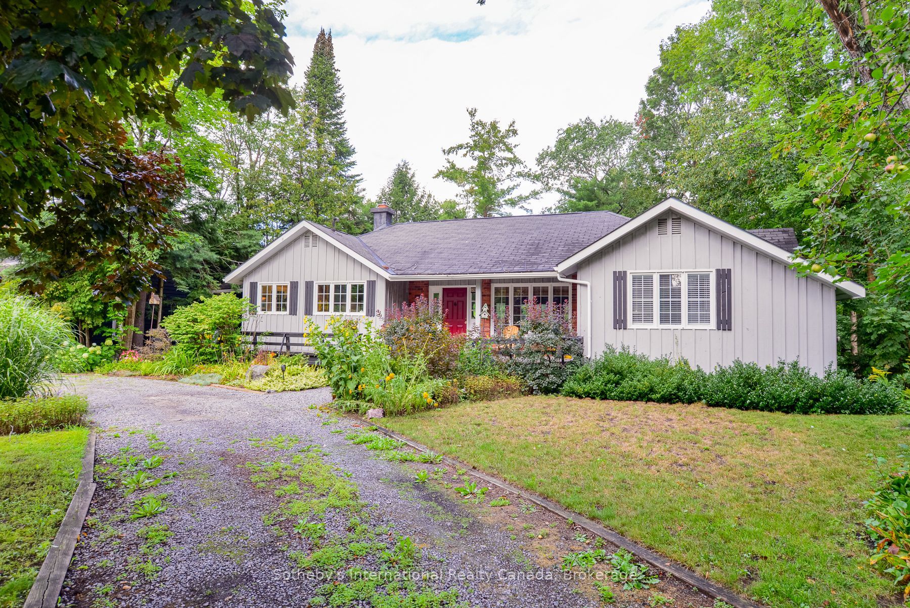 590 Hotchkiss Street, Gravenhurst, ON P1P 1H8 photo 2