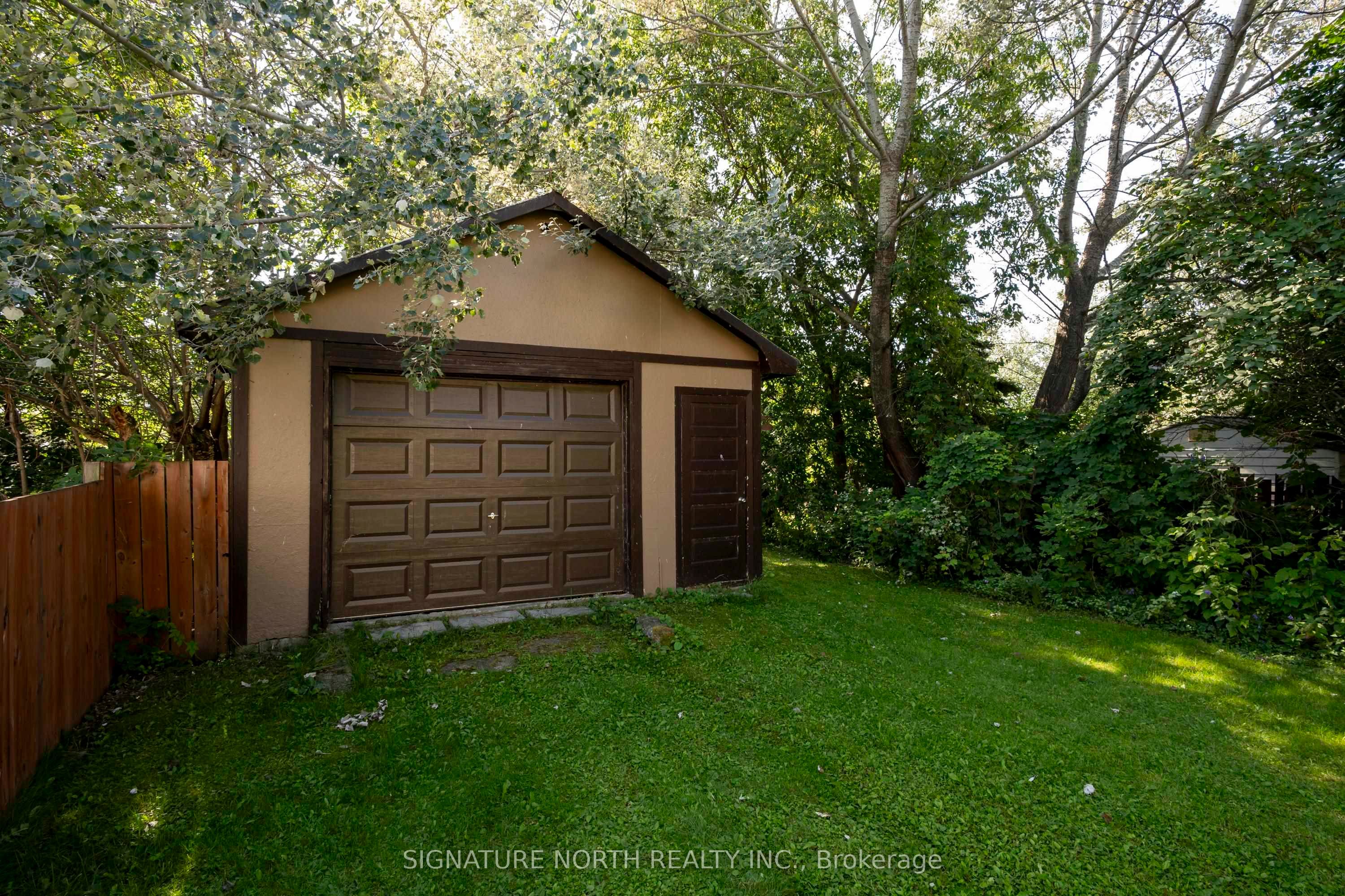 105 Machar Avenue, Thunder Bay, ON P7B 2Y5 photo 4